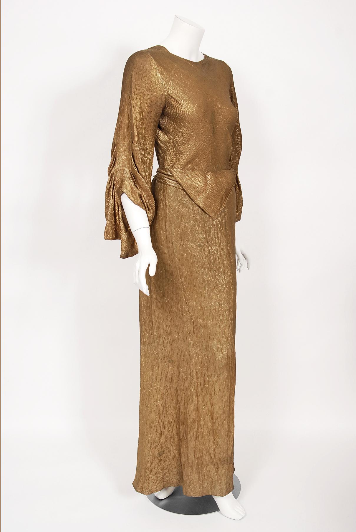 Vintage 1930s Debenham & Freebody Couture Metallic Gold Lamé Geflügelte Ärmel Kleid  im Zustand „Gut“ im Angebot in Beverly Hills, CA