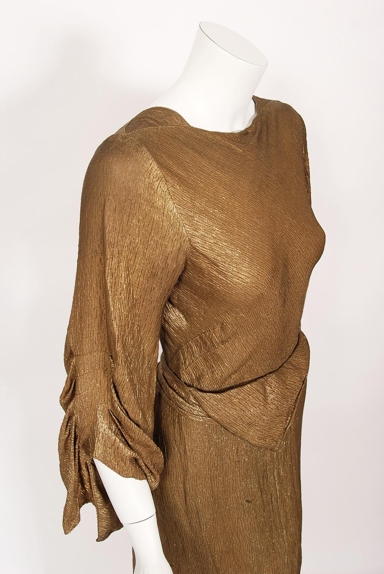 Vintage 1930s Debenham & Freebody Couture Metallic Gold Lamé Geflügelte Ärmel Kleid  im Angebot 1