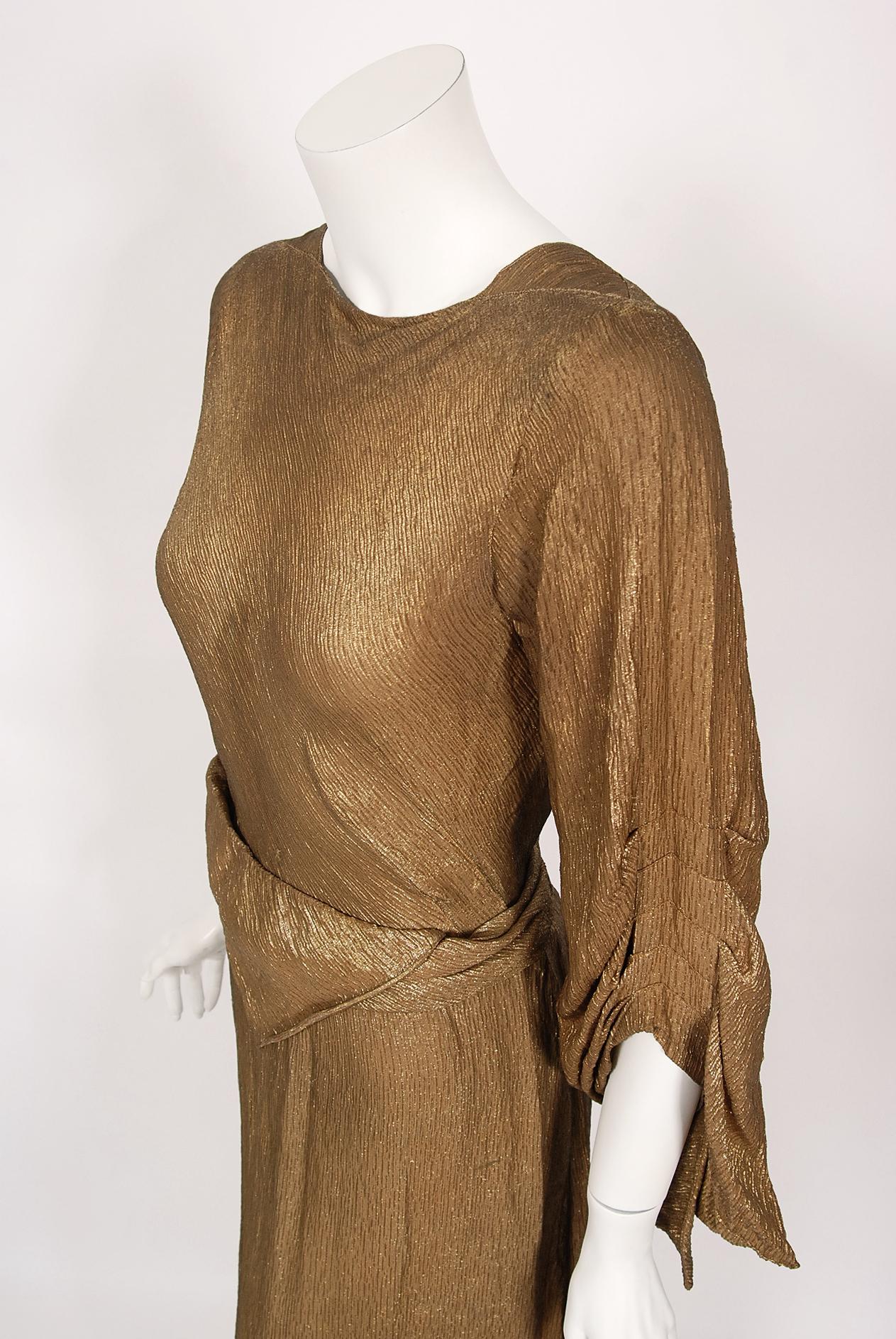 Vintage 1930s Debenham & Freebody Couture Metallic Gold Lamé Geflügelte Ärmel Kleid  im Angebot 3