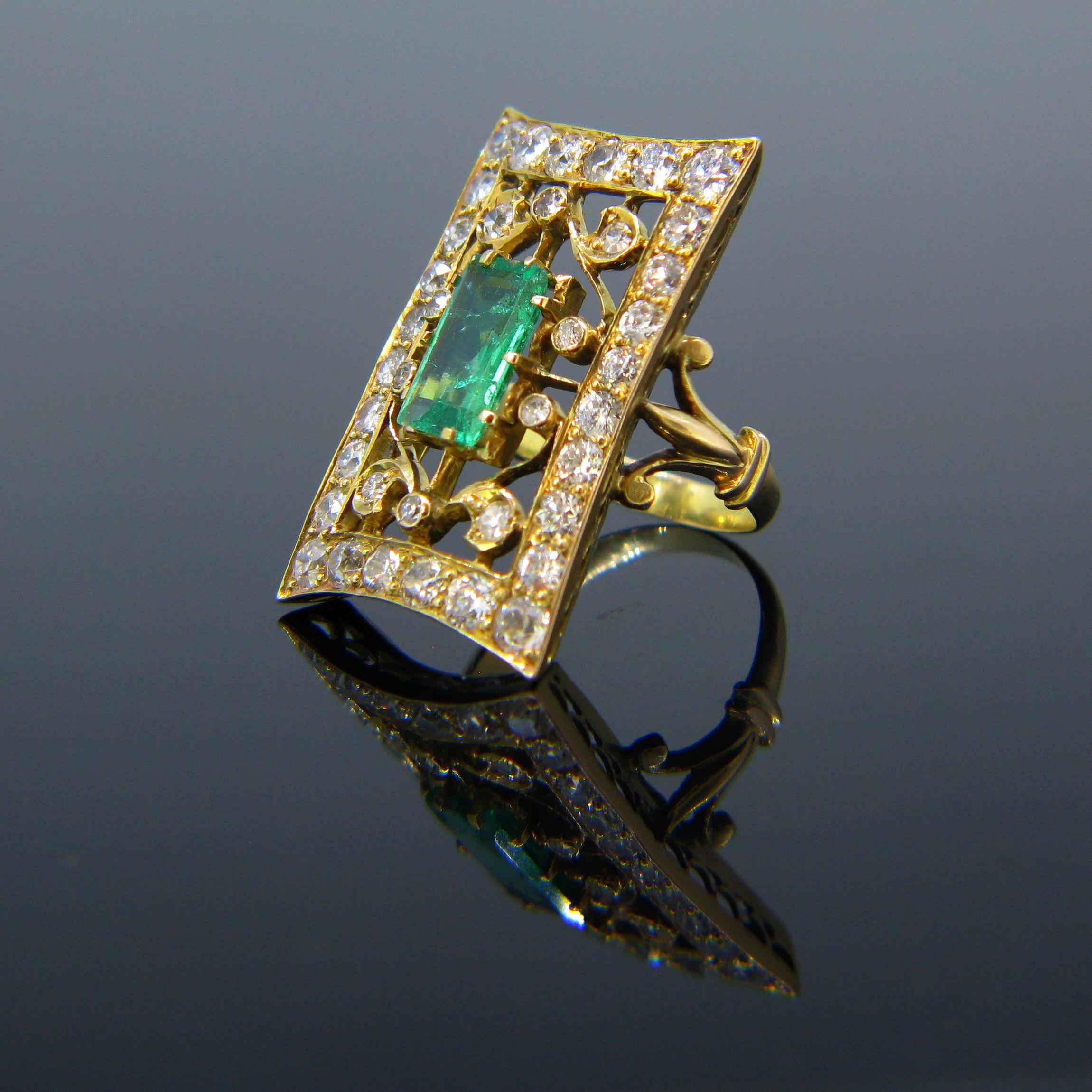Women's or Men's Vintage 1930s Emerald Diamonds Yellow Gold Ring