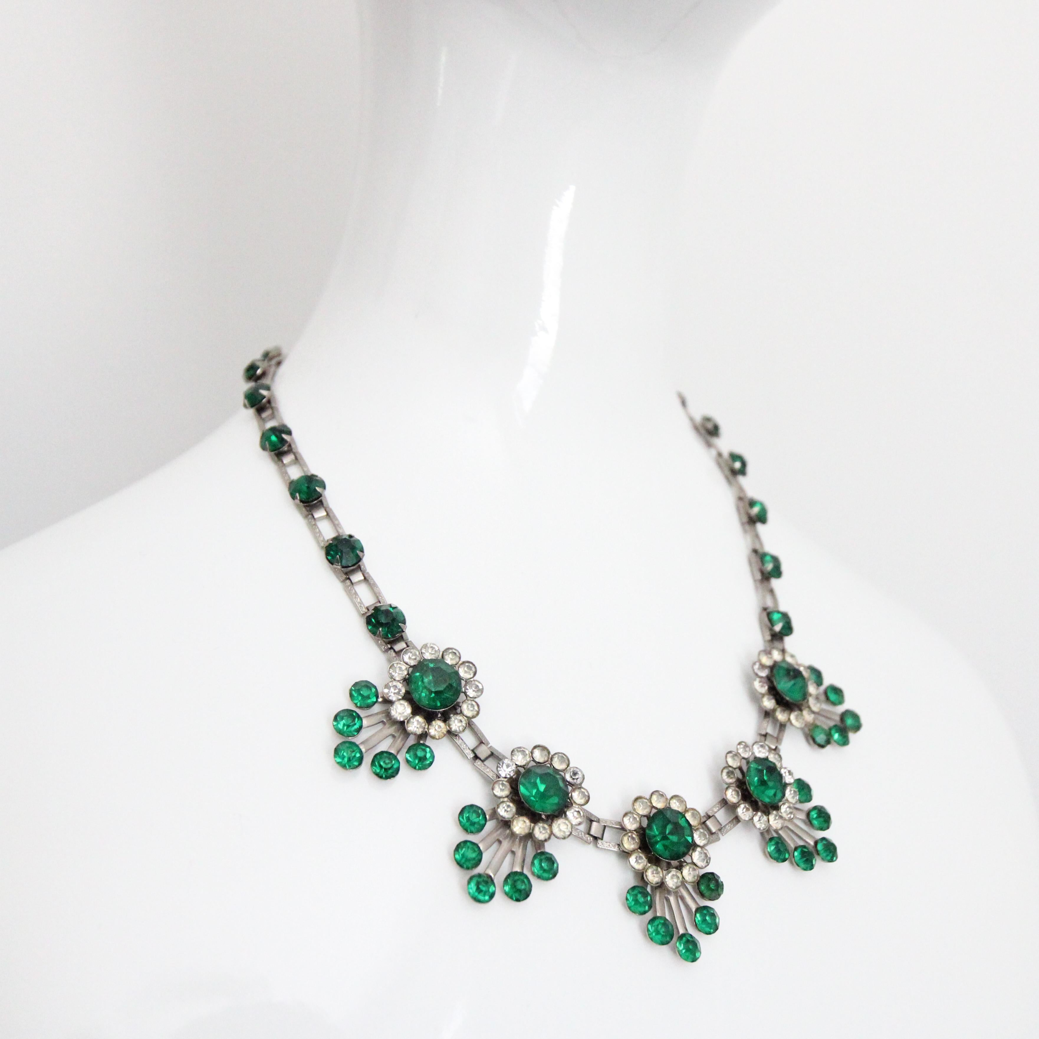 Vintage 1930's emerald green rhinestone silver rhinestone floral necklace In Good Condition For Sale In Cheltenham, GB