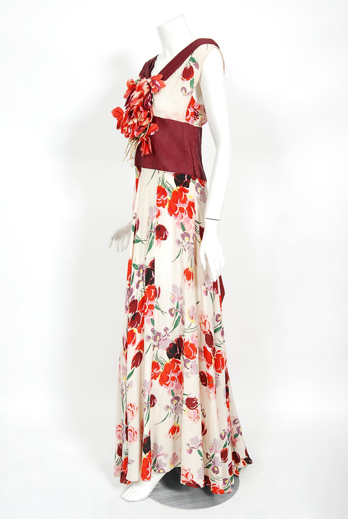 Vintage 1930's Floral Garden Rot Maroon Print Seide Bouquet Appliqué Couture-Kleid im Zustand „Gut“ im Angebot in Beverly Hills, CA