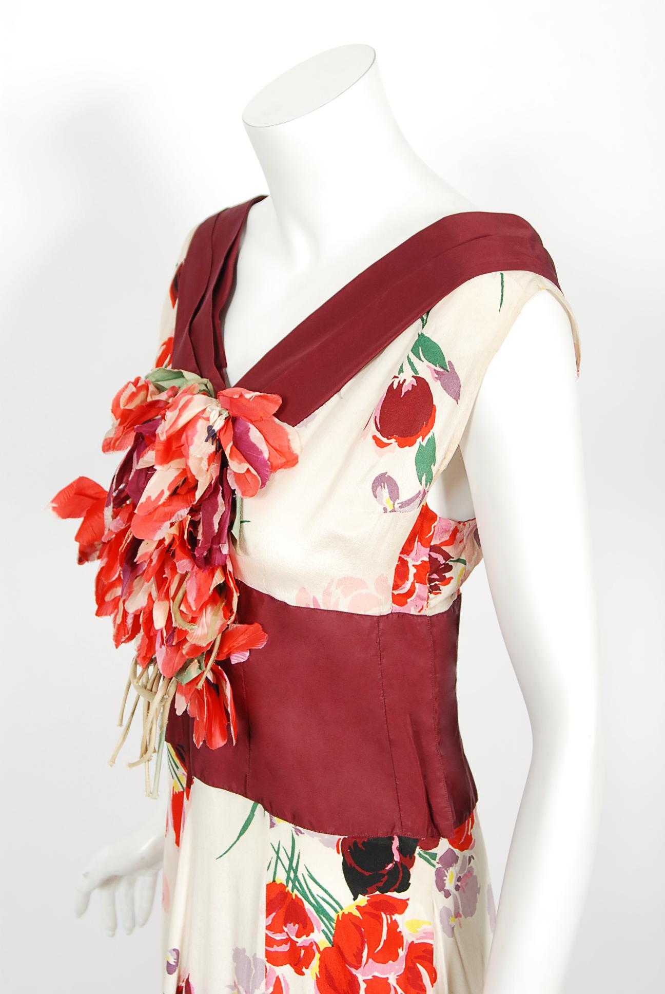 Vintage 1930's Floral Garden Rot Maroon Print Seide Bouquet Appliqué Couture-Kleid Damen im Angebot