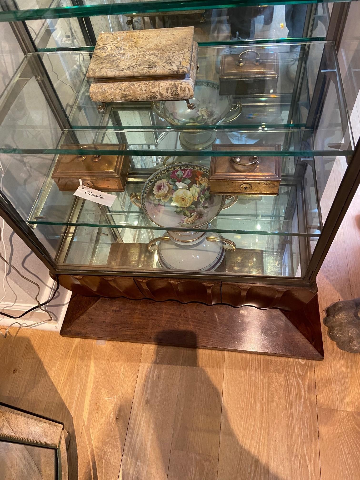 Vintage 1930er Jahre Französisch Art Deco Vitrine (Geschnitzt) im Angebot