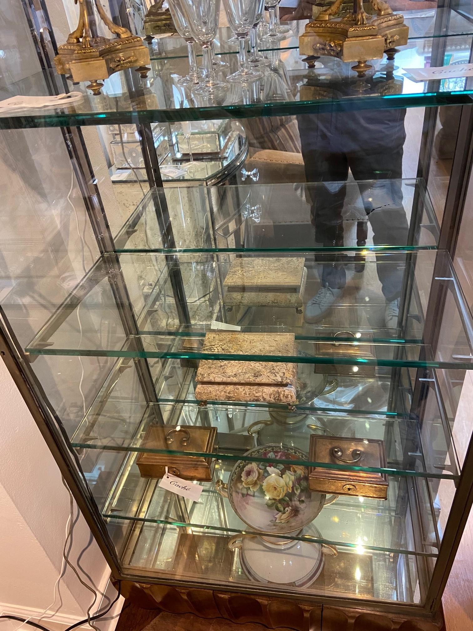 Vintage 1930s French Art Deco Display Case / Vitrine In Good Condition For Sale In Los Angeles, CA