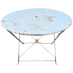 Table pliante ronde en métal bleu ciel peinte en France dans les années 30