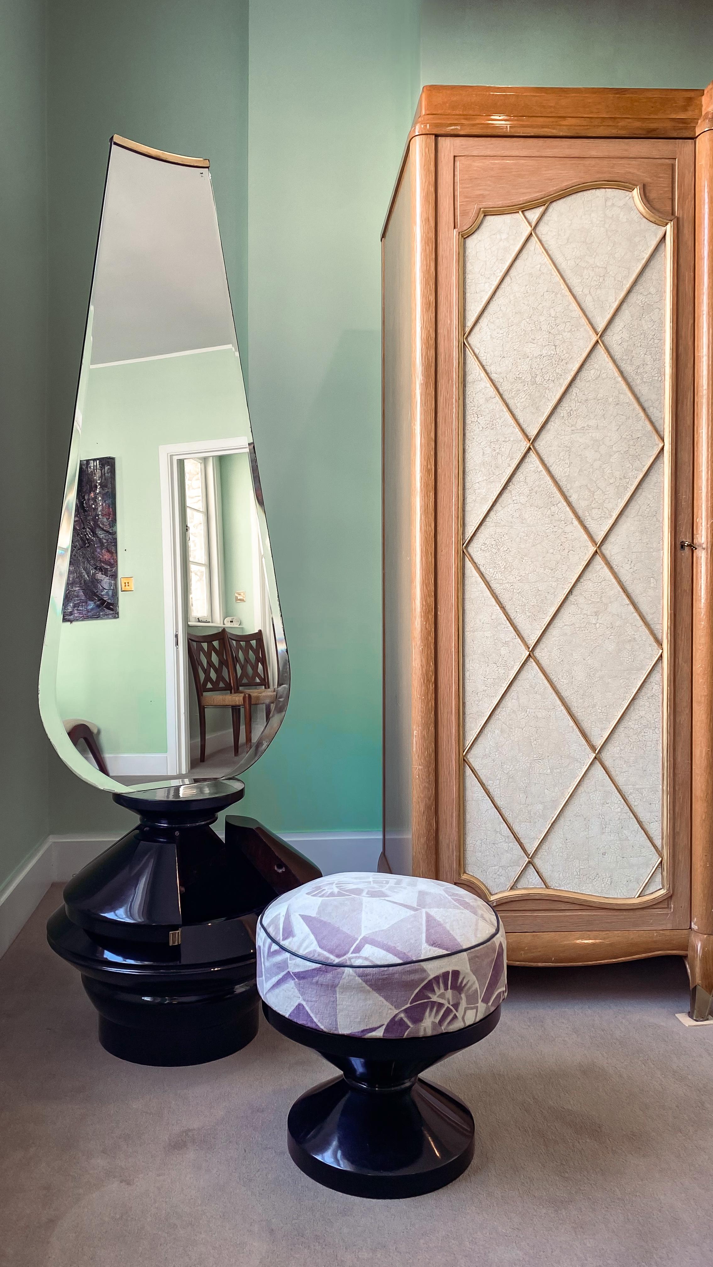 Raro set di specchi da trucco francese, circa 1930
Questo raffinato insieme, composto da uno specchio da toilette alto e affusolato e da un pouf coordinato, cattura l'eleganza e la raffinatezza del design francese dei primi anni del XX secolo. Lo