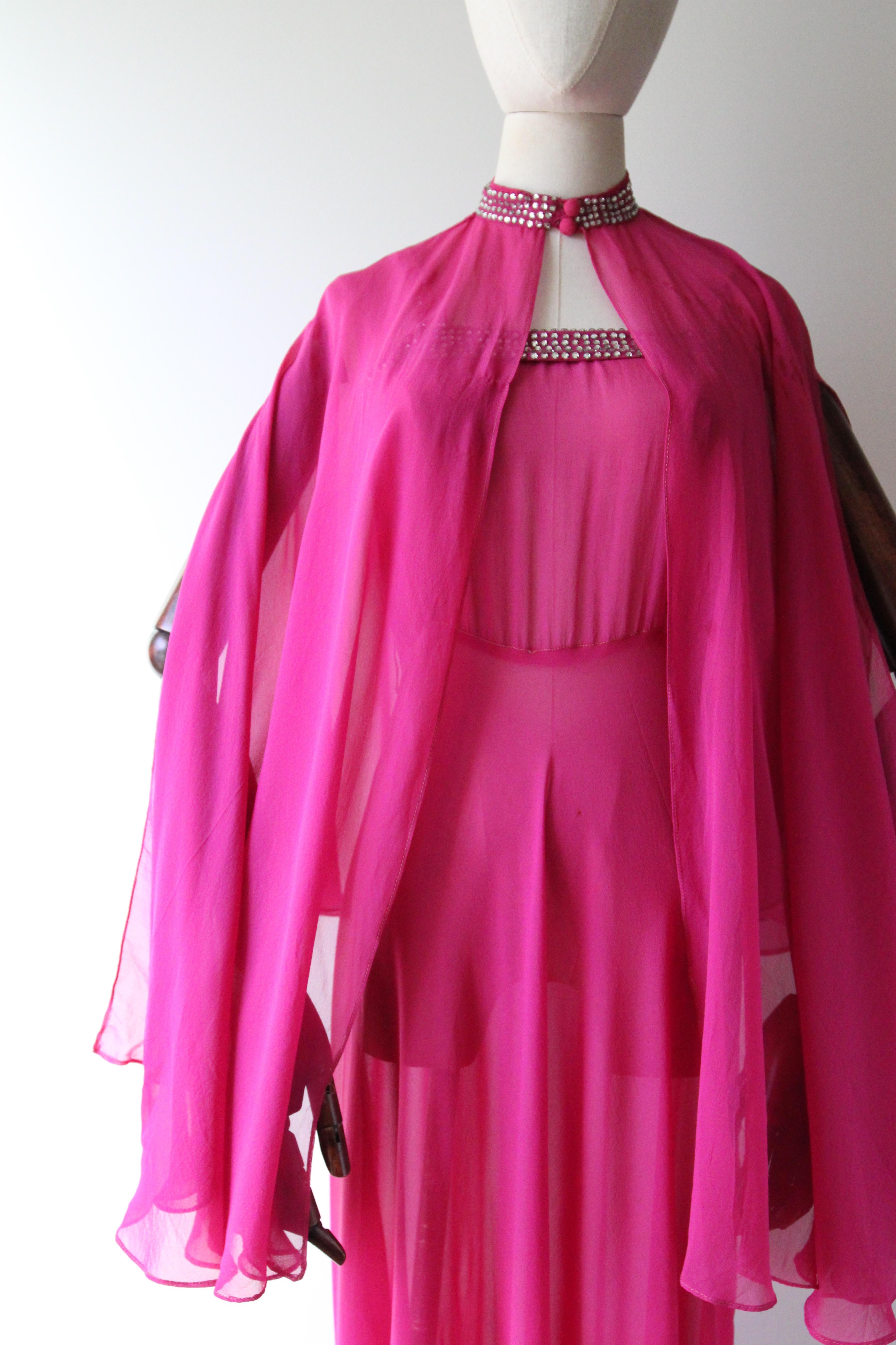 Vintage años 30 Vestido de noche de seda rosa fucsia a juego con capa pedrería UK 6 US 2 en venta 9