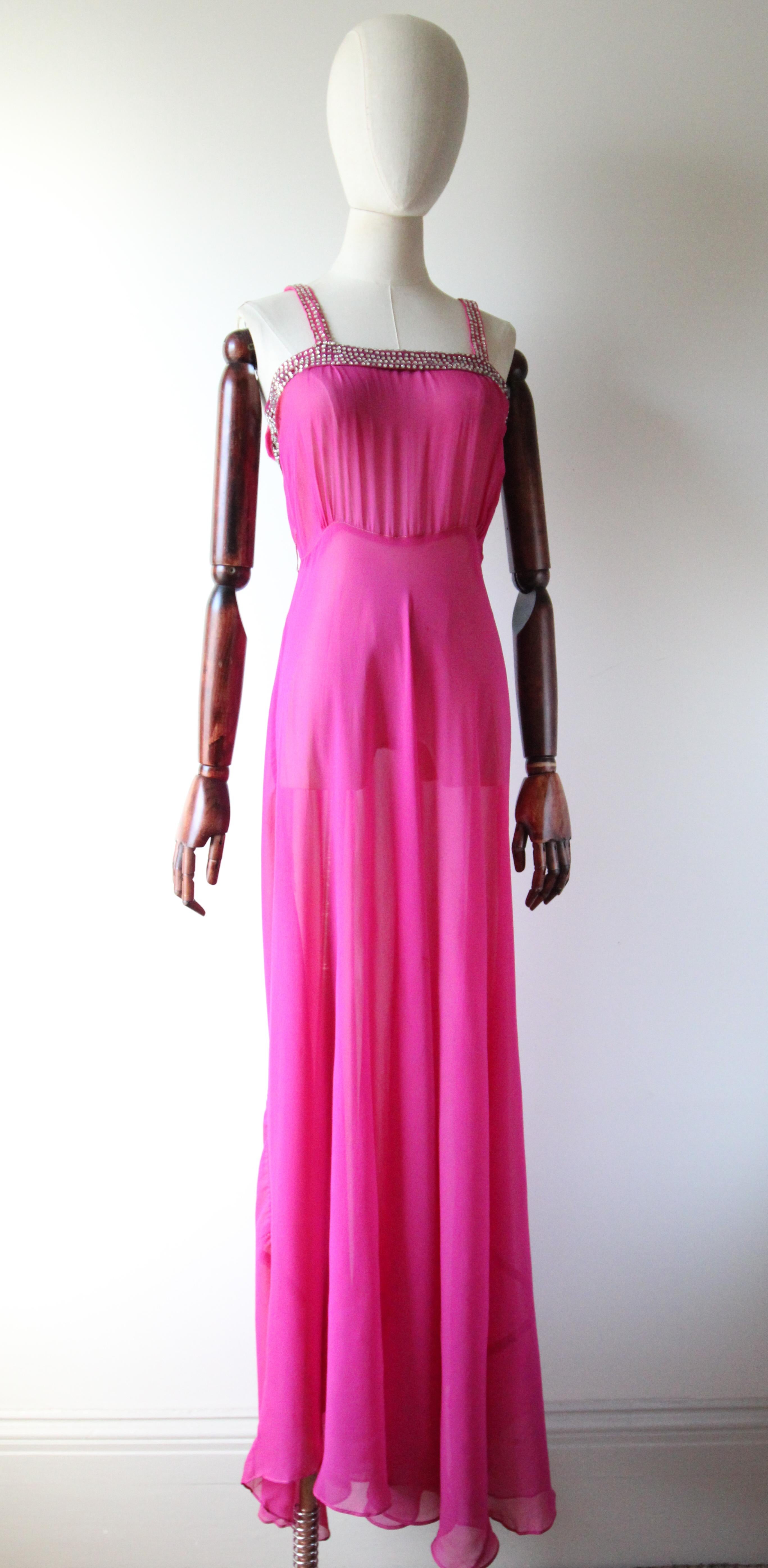 Vintage años 30 Vestido de noche de seda rosa fucsia a juego con capa pedrería UK 6 US 2 en venta 1