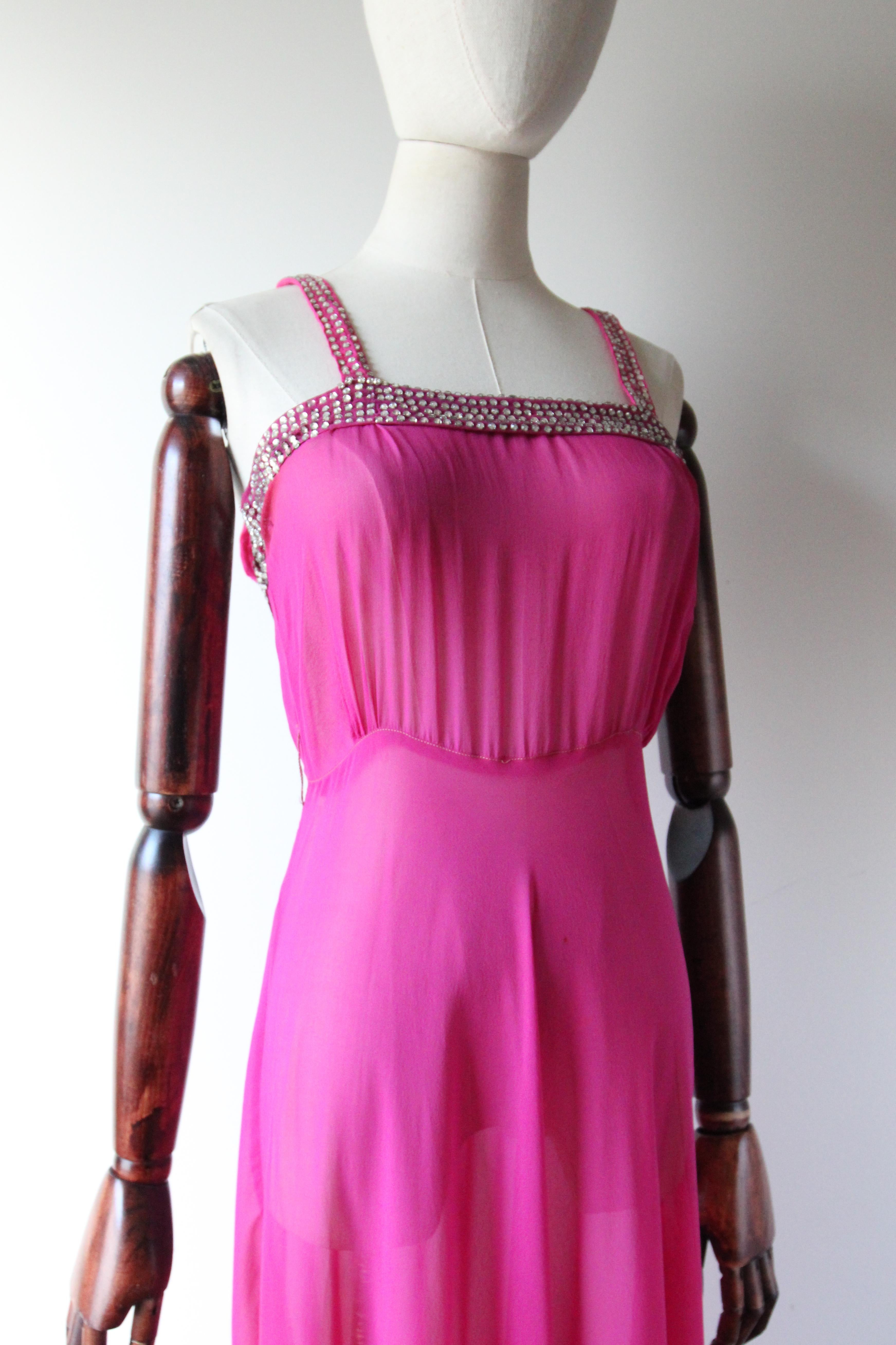 Vintage años 30 Vestido de noche de seda rosa fucsia a juego con capa pedrería UK 6 US 2 en venta 2