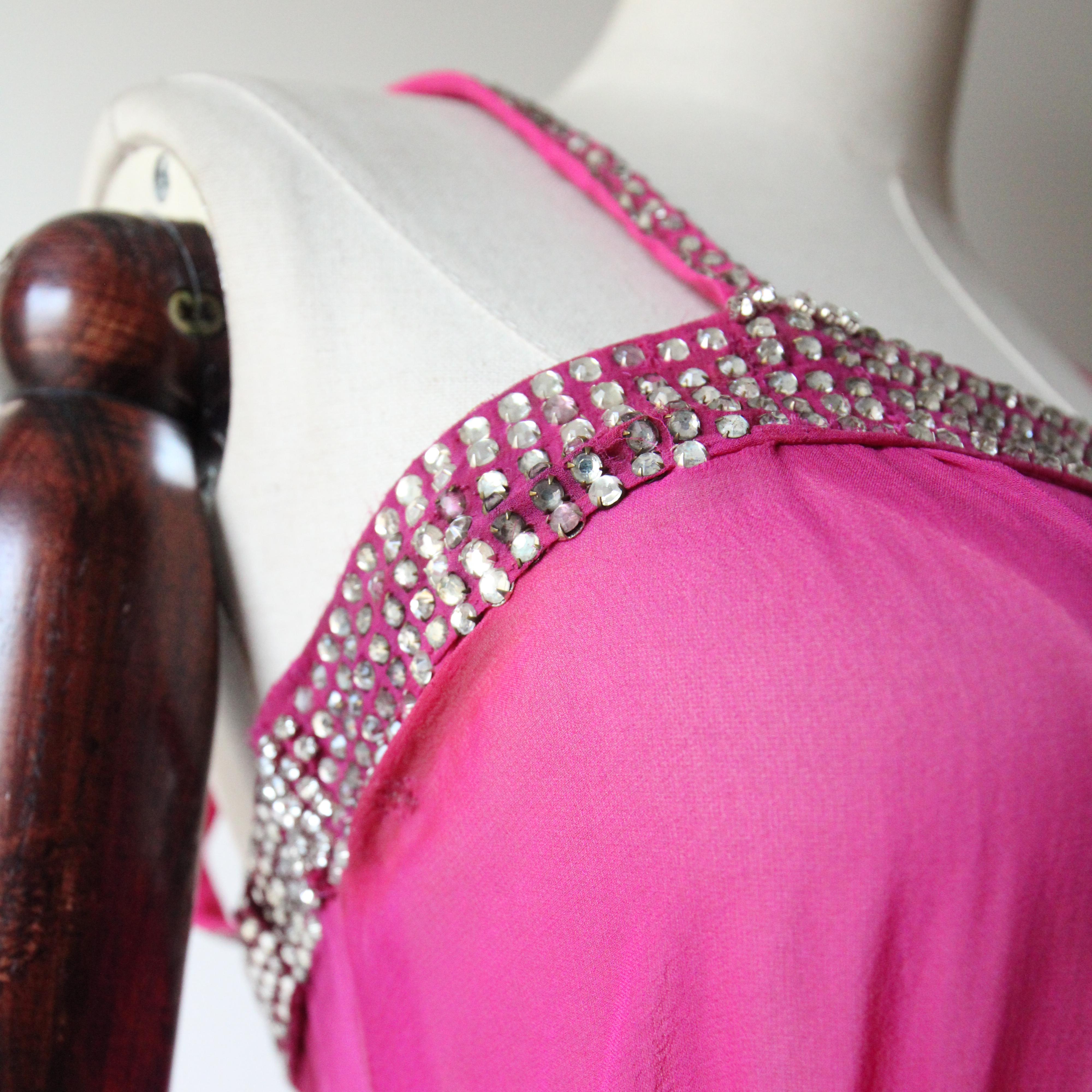 Vintage años 30 Vestido de noche de seda rosa fucsia a juego con capa pedrería UK 6 US 2 en venta 3