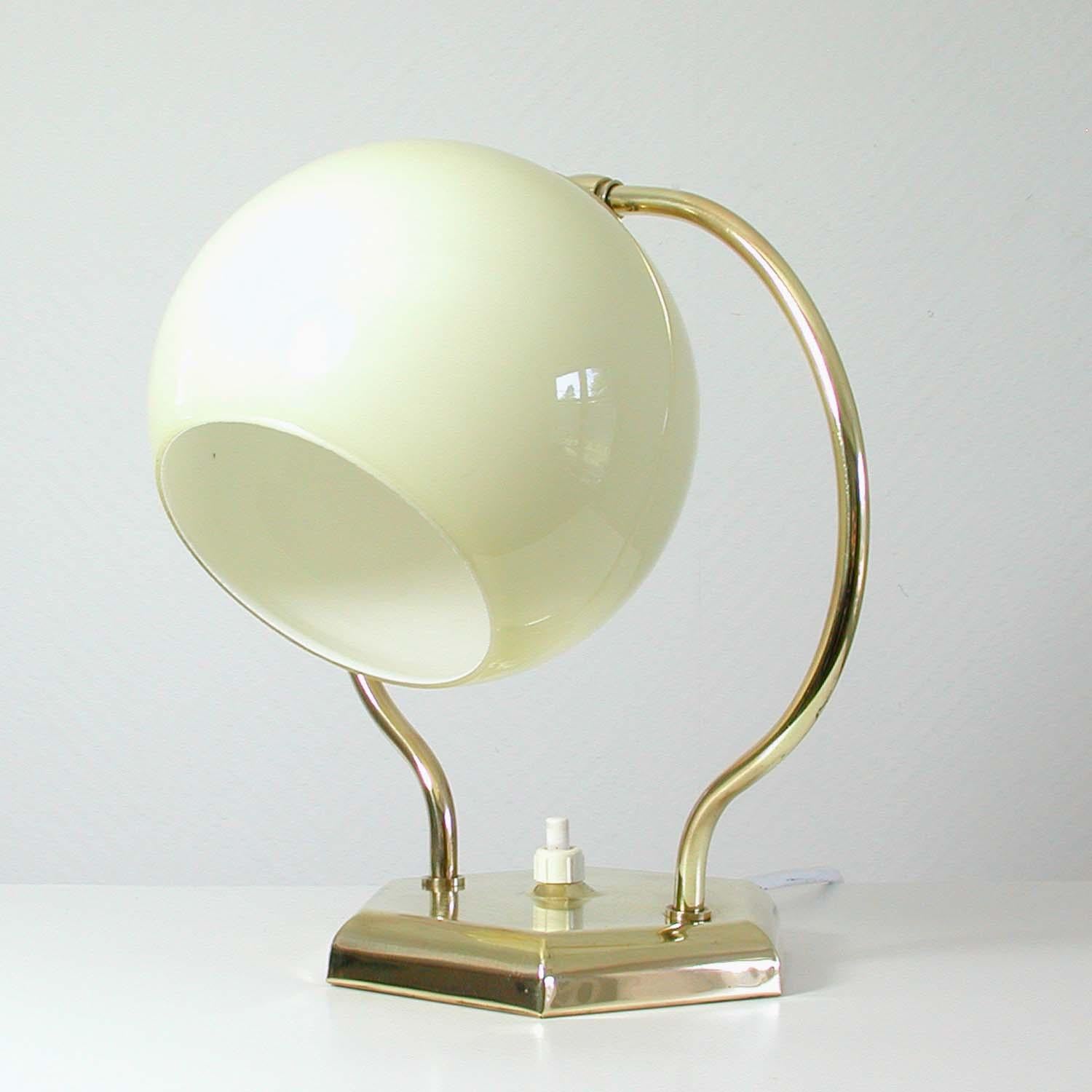 Vintage 1930s German Bauhaus Art Deco Brass and Opal Table Lamp In Good Condition In NUEMBRECHT, NRW