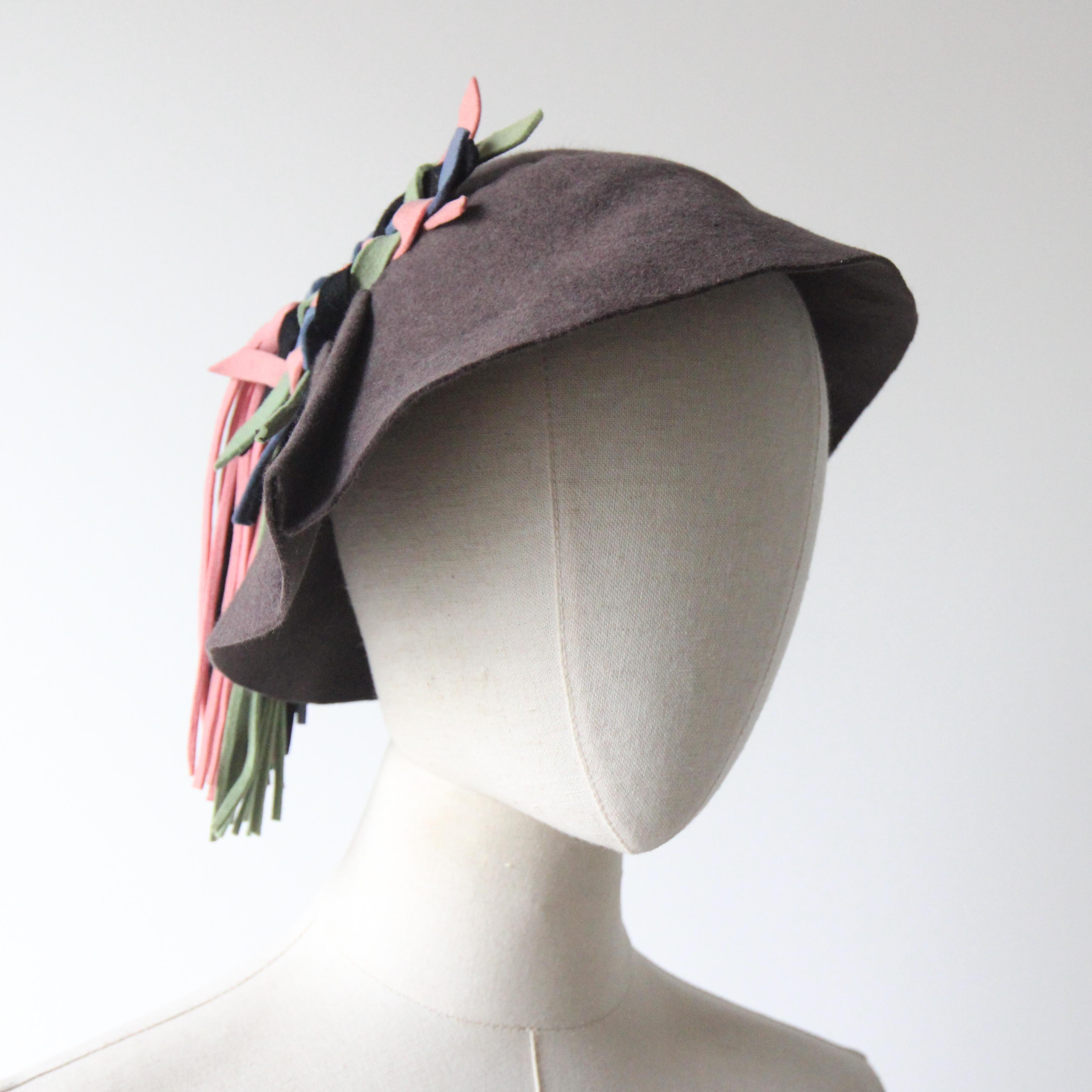 Grigio Cappello vintage anni '30 in feltro grigio e intrecci pastello Cappello art deco in nappa pastello