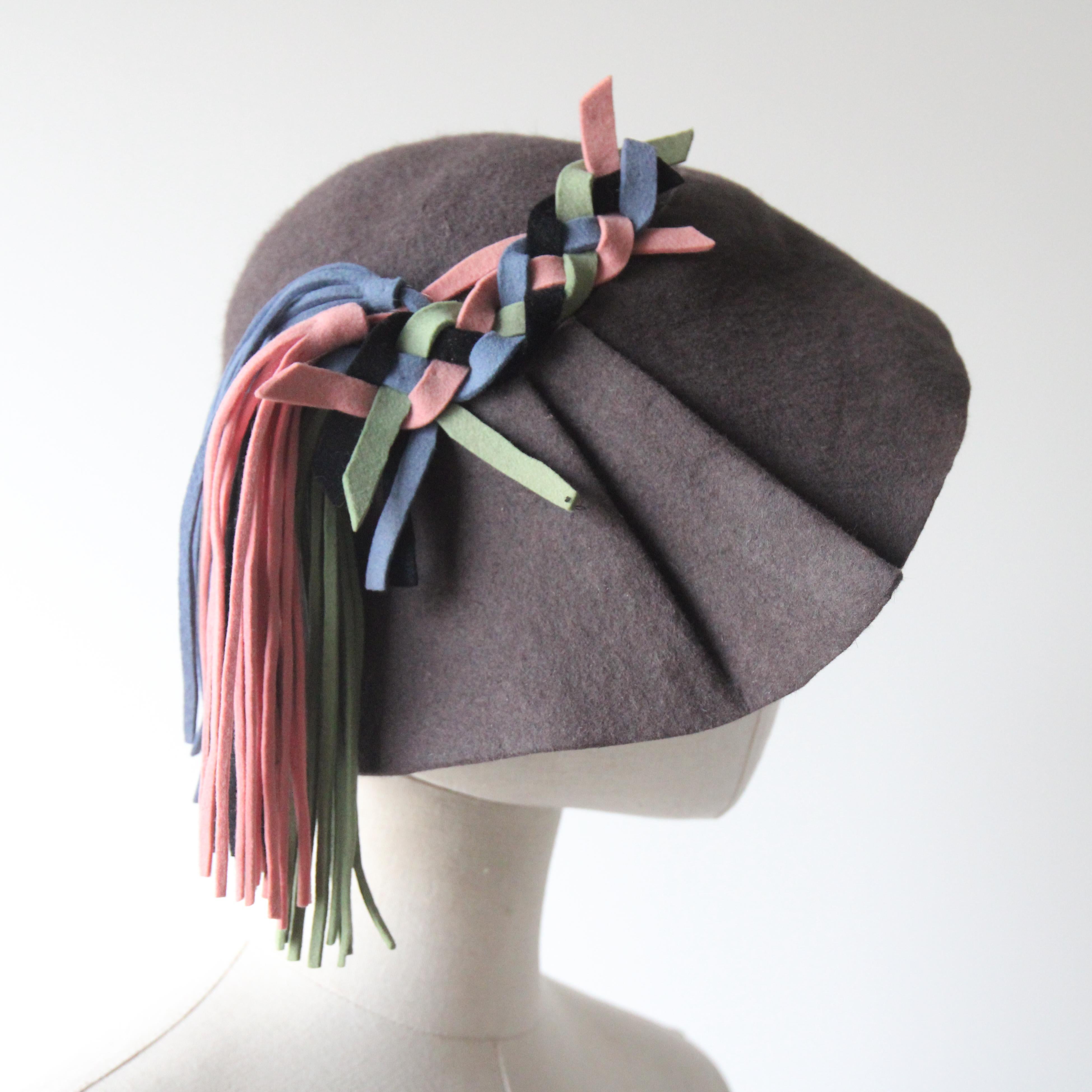 Cappello vintage anni '30 in feltro grigio e intrecci pastello Cappello art deco in nappa pastello In condizioni buone a Cheltenham, GB