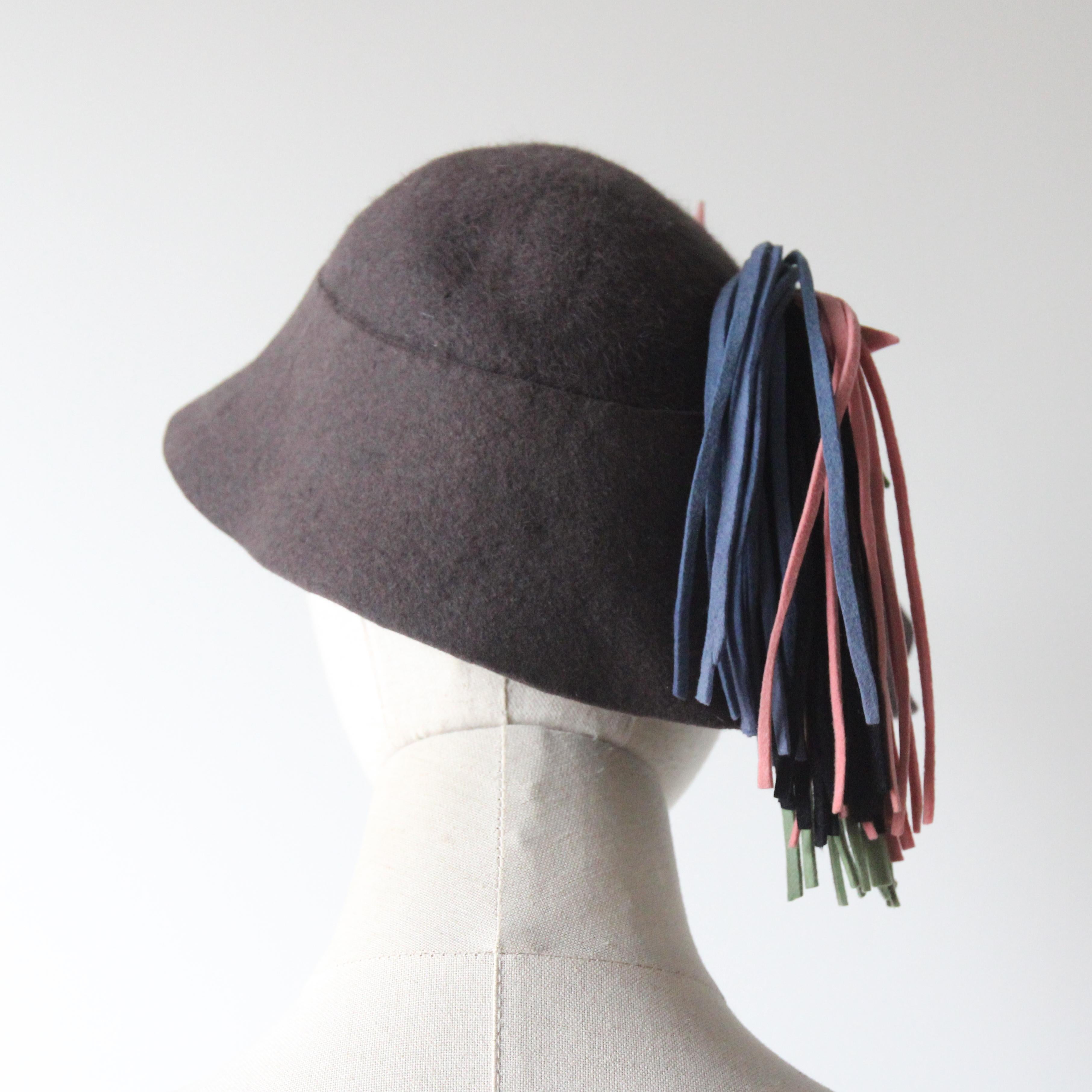 Cappello vintage anni '30 in feltro grigio e intrecci pastello Cappello art deco in nappa pastello 1