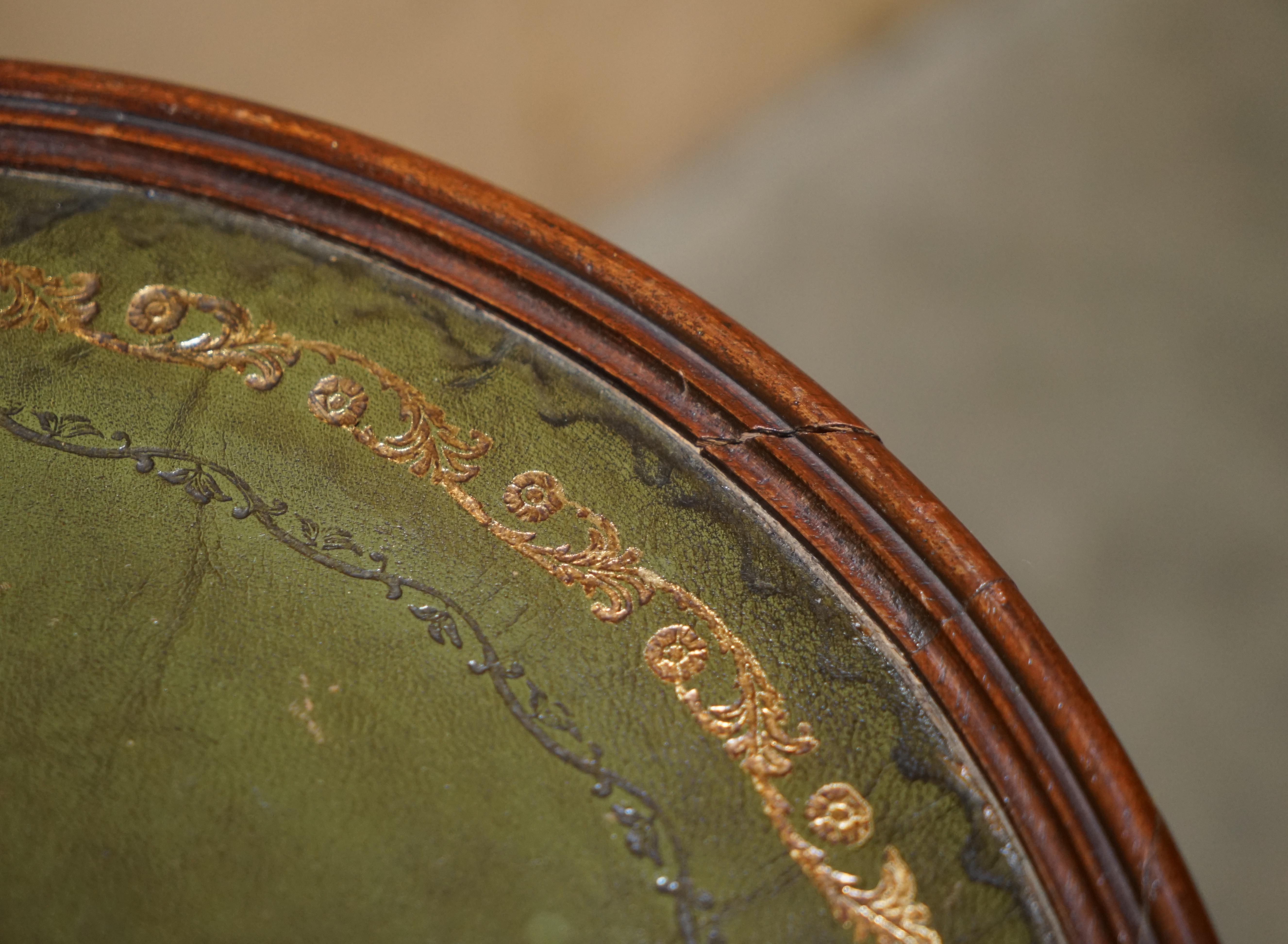Vintage 1930er Jahre Hartholz Heritage Grünes Leder Dreibein-Beistell-Beistelltisch Weintisch im Angebot 8
