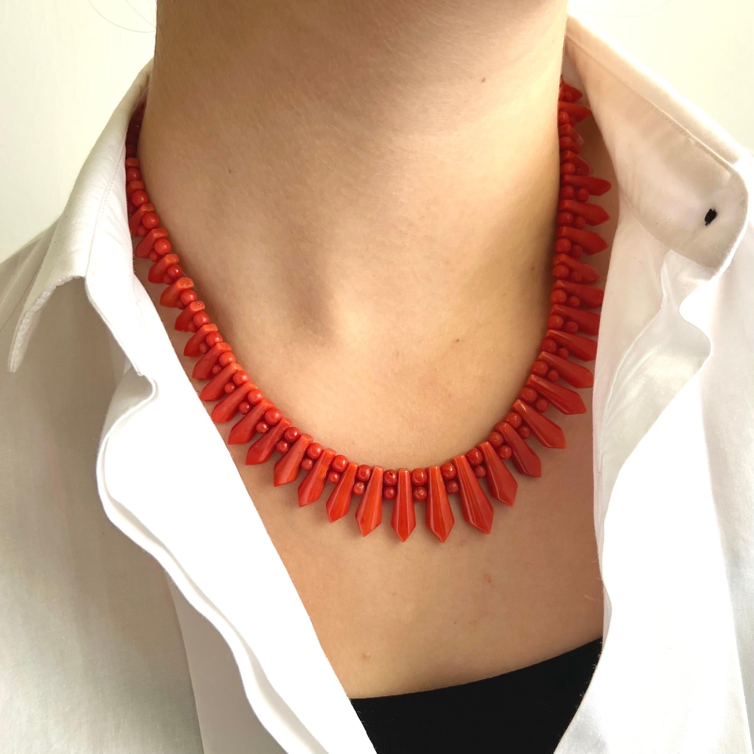 Mixed Cut Vintage Art Deco Coral Spades and Beads Necklace, Italy For Sale