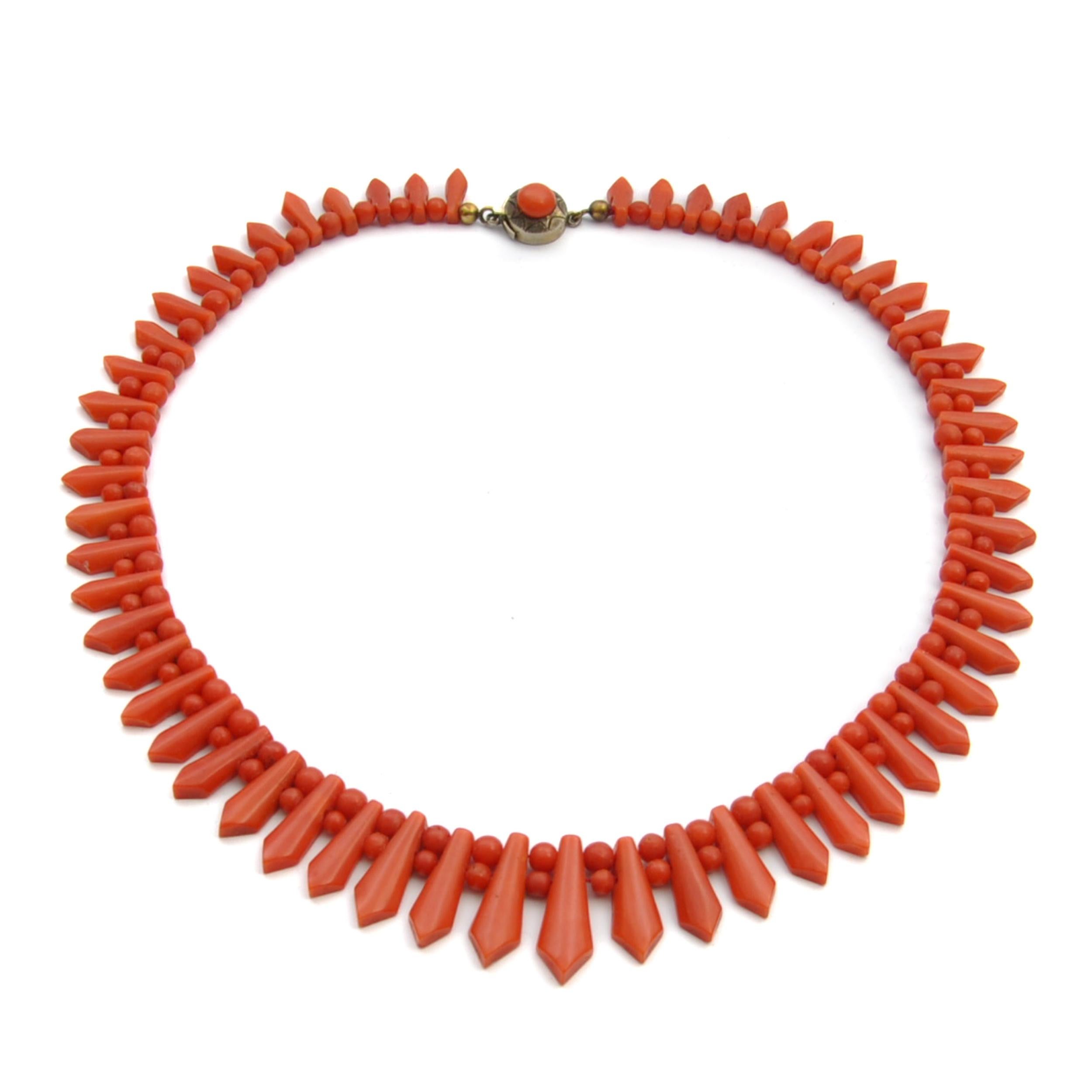 Vintage Art Deco Coral Spades and Beads Necklace, Italy In Good Condition For Sale In Rotterdam, NL