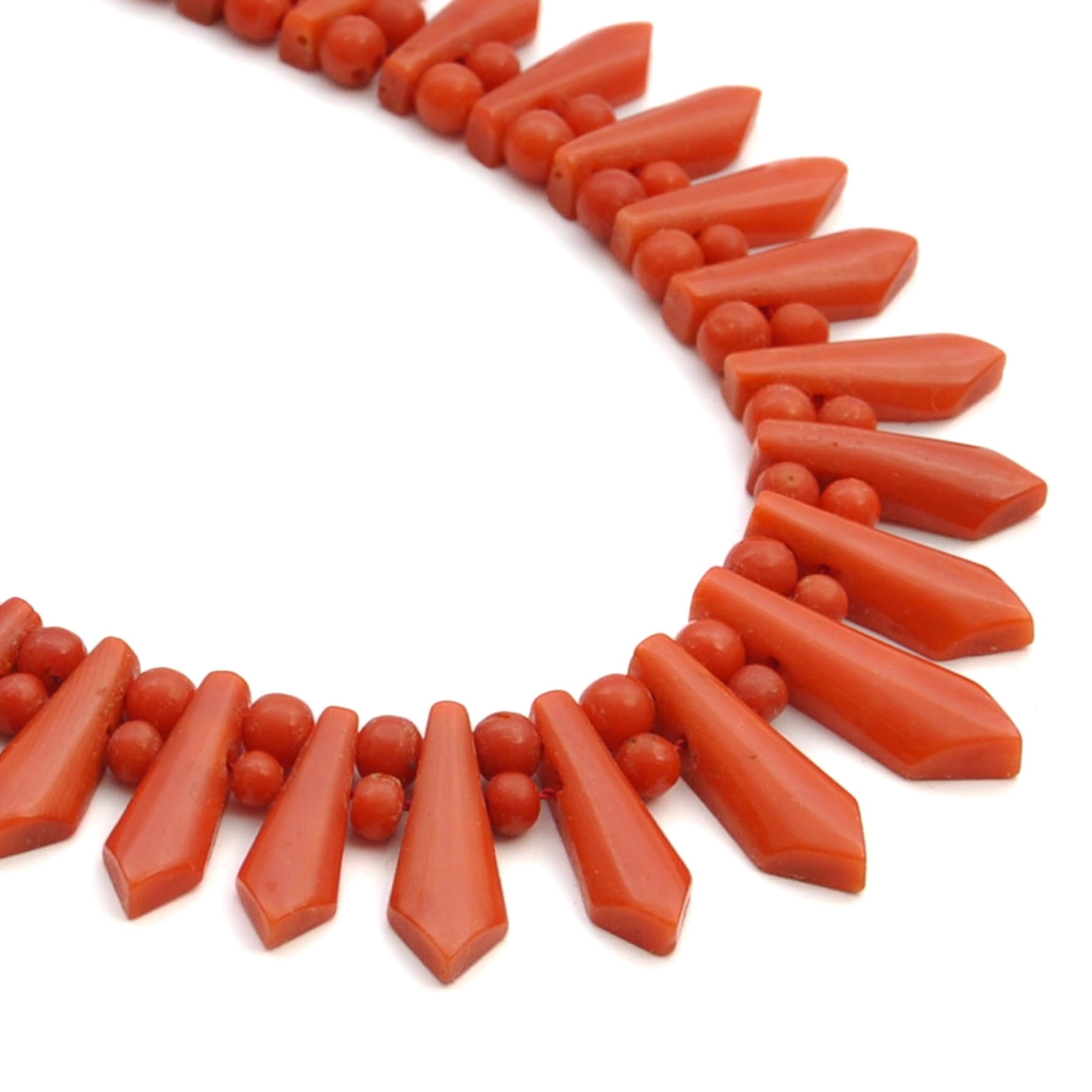 Women's Vintage Art Deco Coral Spades and Beads Necklace, Italy For Sale