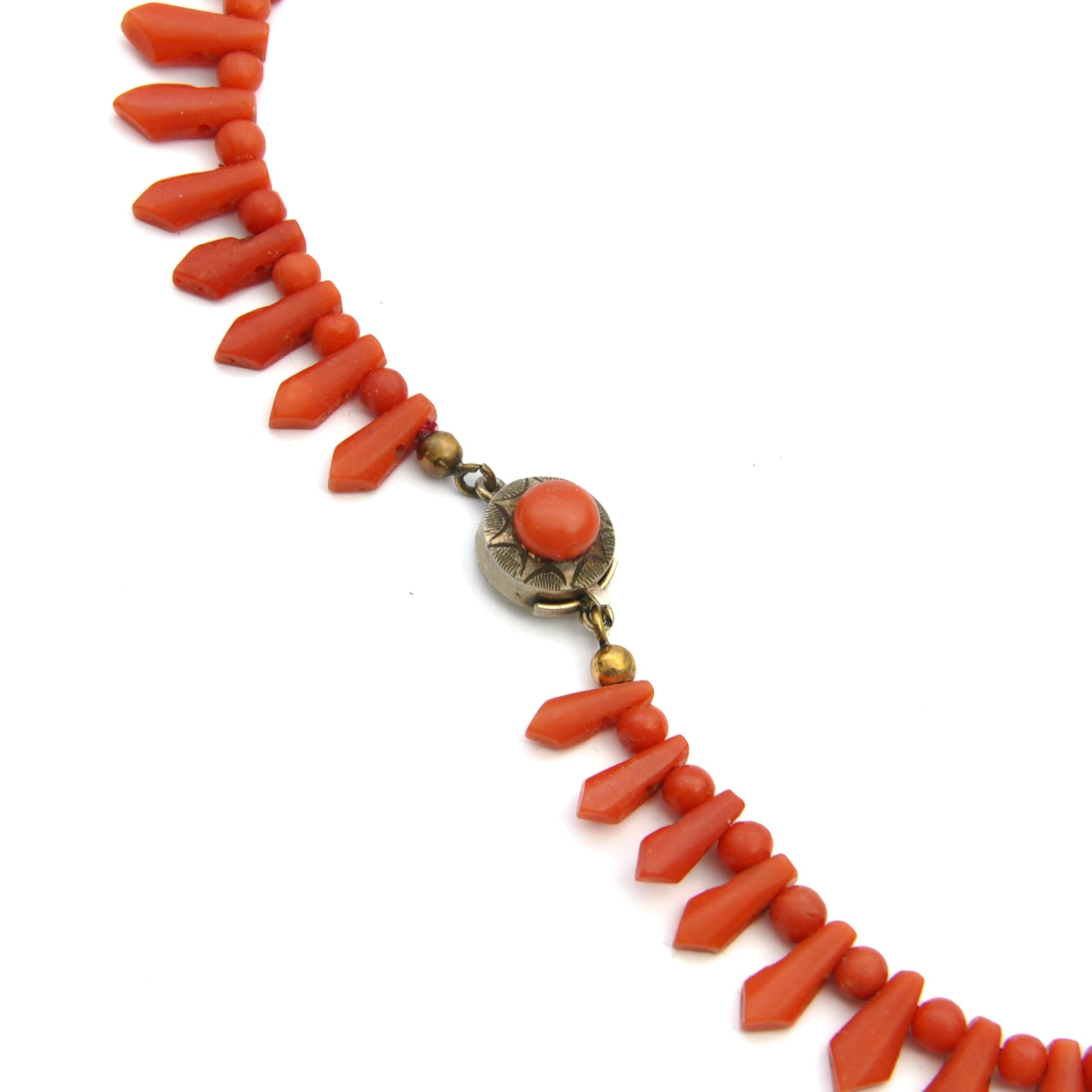 Vintage Art Deco Coral Spades and Beads Necklace, Italy For Sale 1