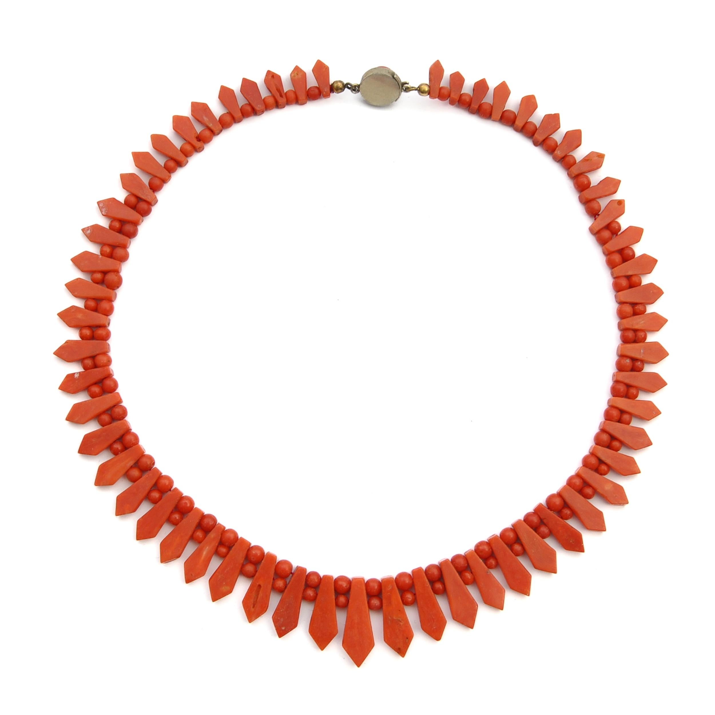 Vintage Art Deco Coral Spades and Beads Necklace, Italy For Sale 2