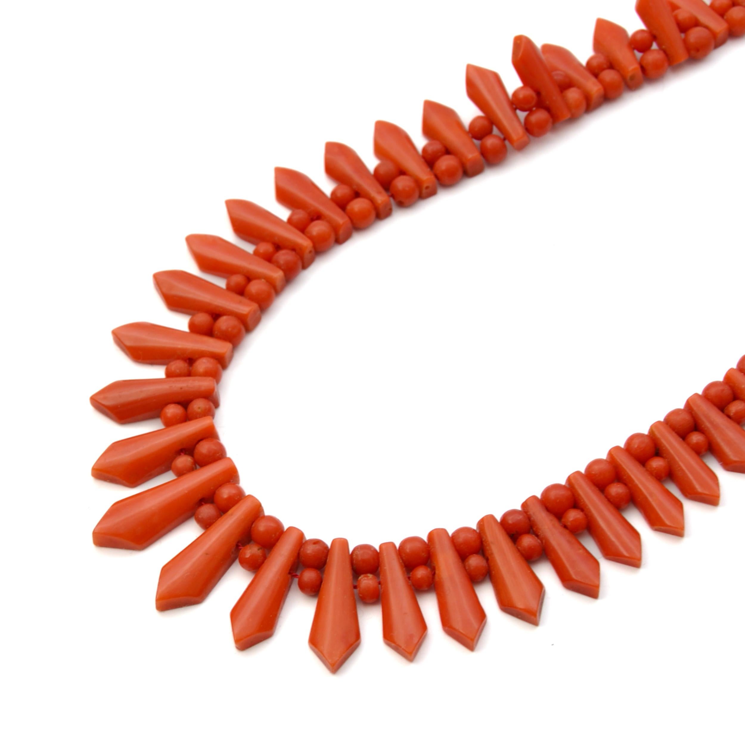 Vintage Art Deco Coral Spades and Beads Necklace, Italy For Sale 3