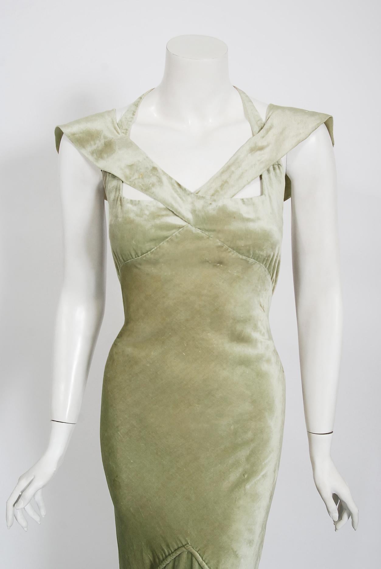 Breathtaking 1930's silk-velvet gown by the incredibly rare Jane Régny house. Jane Régny was the pseudonym of the French fashion designer Madame Balouzet Tillard de Tigny. She and her husband launched the high-end couture company, which was active
