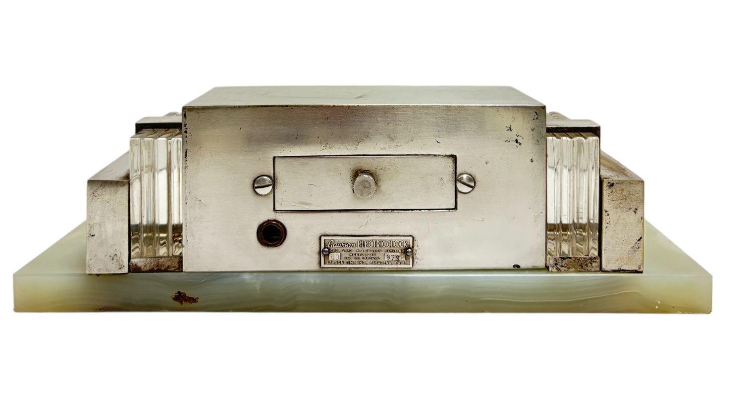 Une horloge électrique digitale cyclomètre modèle 975 du début des années 1930, logée dans un magnifique boîtier architectural en argent avec des accents art déco chromés en escalier et une base en marbre.

Voici l'horloge de table Lawson - un