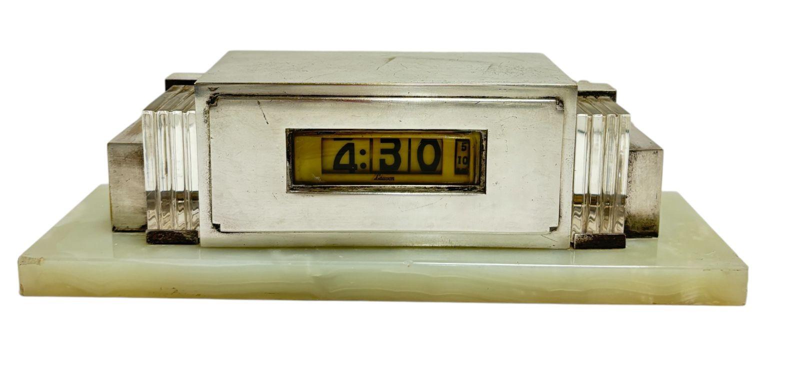 Digitale Art-Déco-Kaminuhr aus Silber und Marmor, Modell 975 von Lawson, um 1930 im Zustand „Hervorragend“ im Angebot in Van Nuys, CA