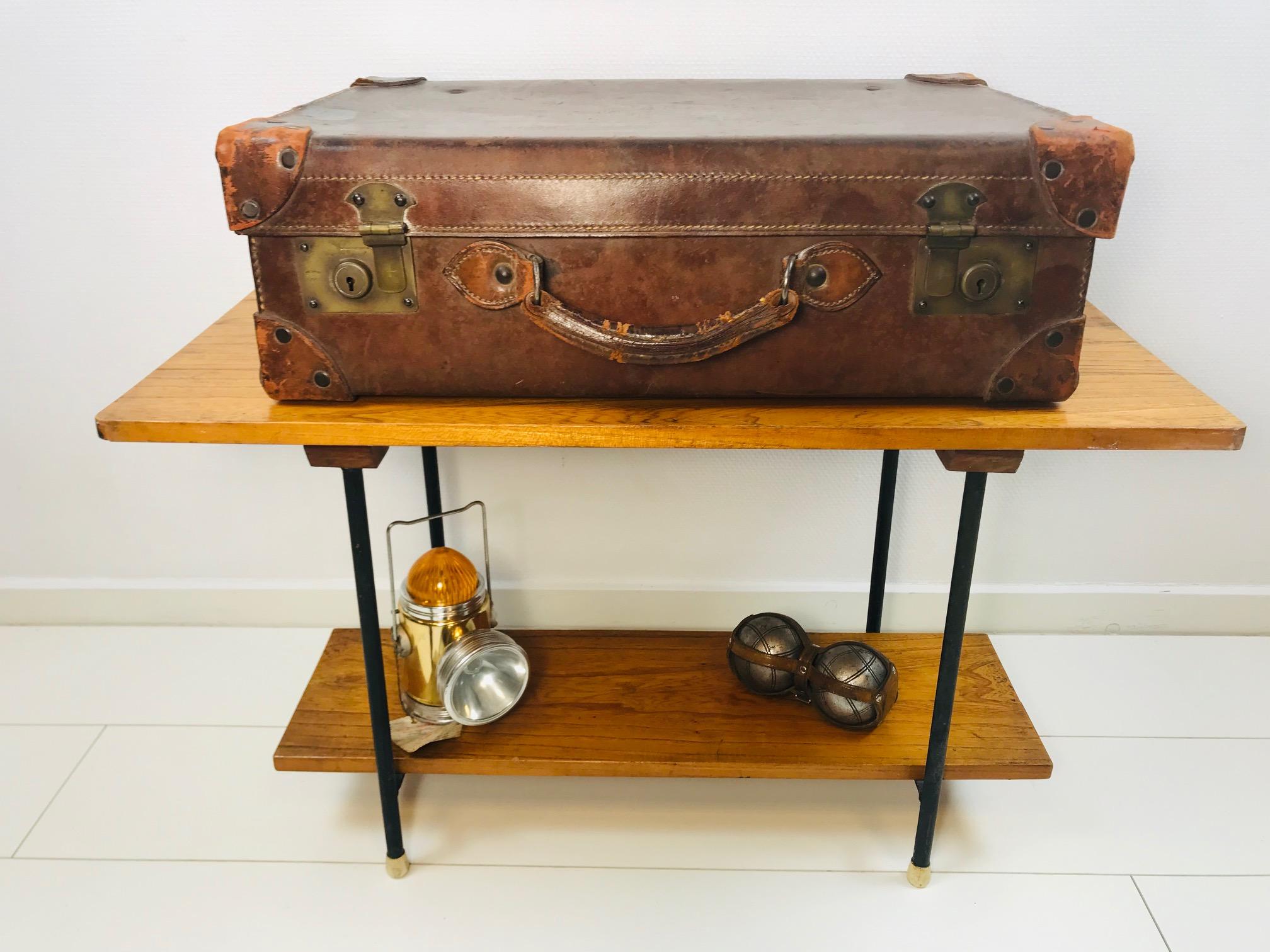Beautiful Britisch trunk / suitcase. 
This item is a must have for everyone loving old and beautiful stuff.
This suitcase is ideal for for example hotelrooms, B&B's of for on the imperial of a Classic car. With original key. A beauty of an item