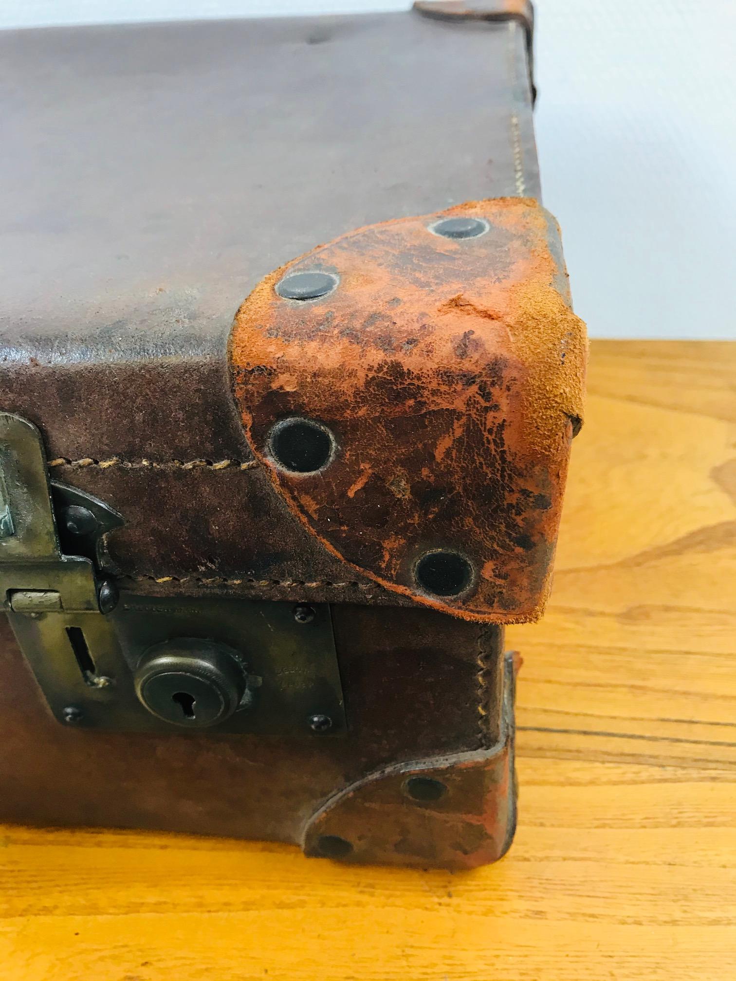 Vintage 1930s Leather Suitcase, British Suitcase, Hotel, B&B Decoration Trunk In Good Condition For Sale In ROTTERDAM, ZH