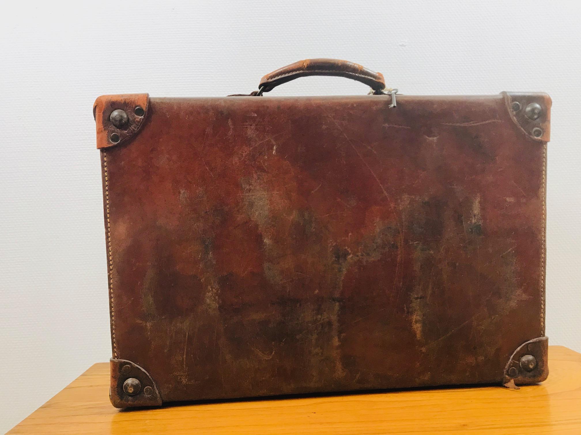 Vintage 1930s Leather Suitcase, British Suitcase, Hotel, B&B Decoration Trunk For Sale 2