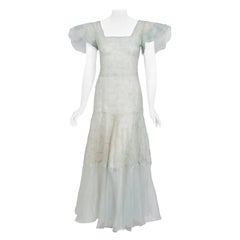 Vintage-Kleid aus Organza mit geflügelten Ärmeln:: hellblau:: floral bestickt:: Vintage 1930er Jahre
