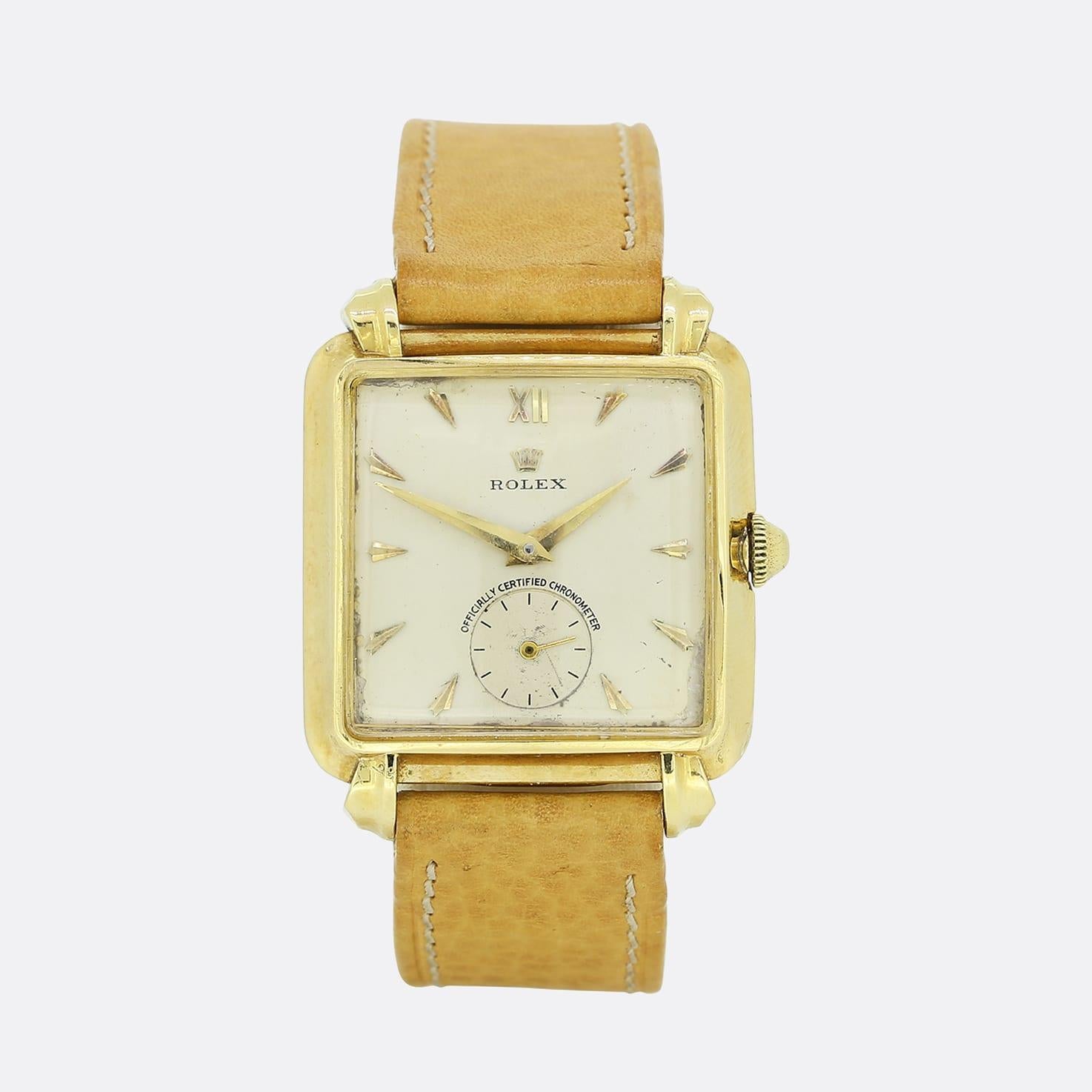 Si tratta di un cronometro certificato ufficiale Rolex giallo 18ct degli anni '30. L'orologio ha una cassa quadrata in oro giallo 18 ct, un quadrante color crema con indici in oro e numeri romani a ore 12. Sul retro della cassa sono incise le