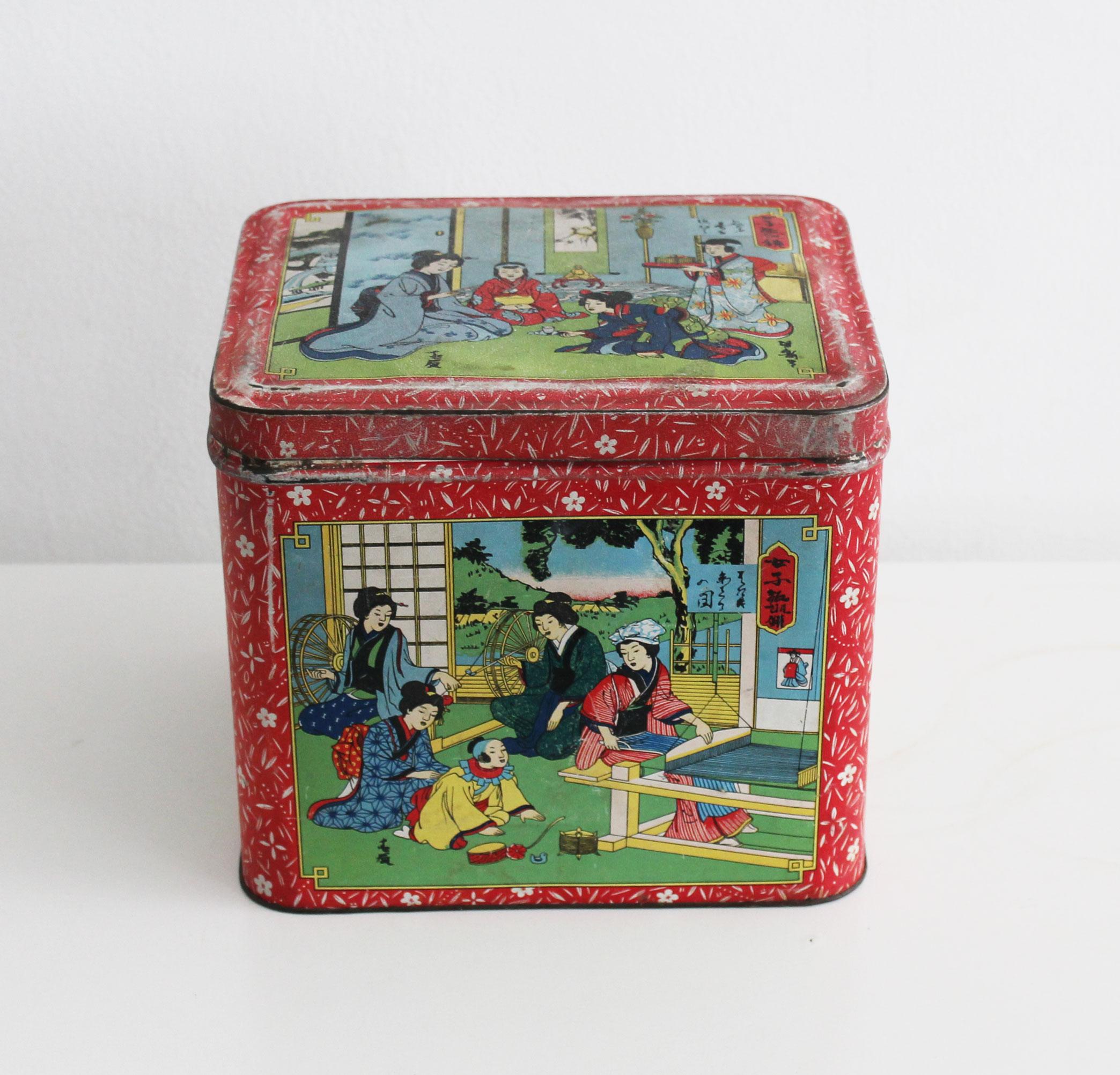 Une boîte métallique originale des années 1930. Il a été fabriqué pour Eduscho, une société allemande de café fondée en 1924, et a été utilisé pour stocker les grains de café. 

Dans les années 1930, la culture et l'art de l'Extrême-Orient étaient à