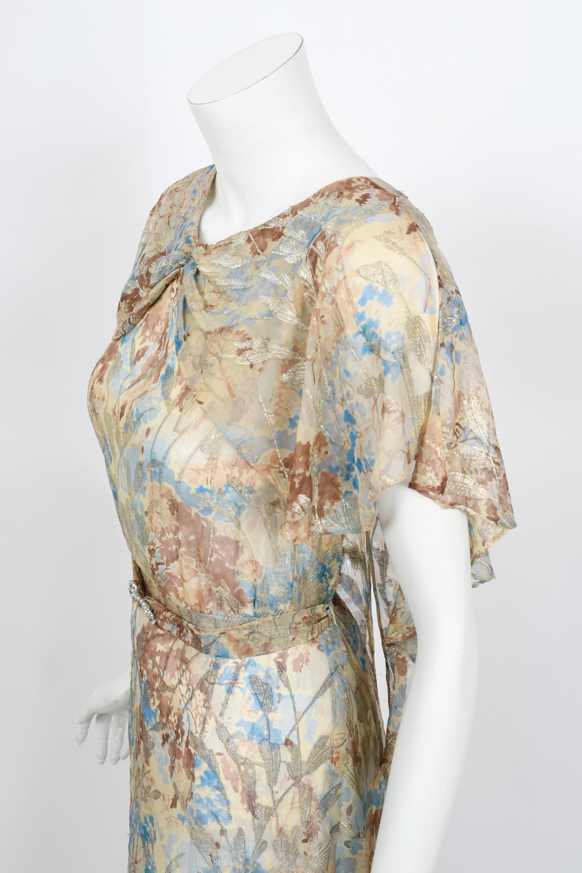 Vintage 1930's Metallic Floral Semi-Sheer Lamé Seide Capelet Drape Belted Kleid im Angebot 1