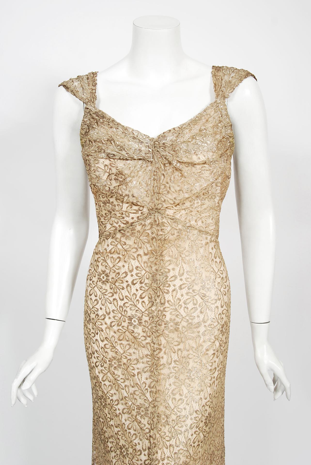 Ein luxuriöses, goldschimmerndes Lamé-Spitzenkleid aus der glamourösen 