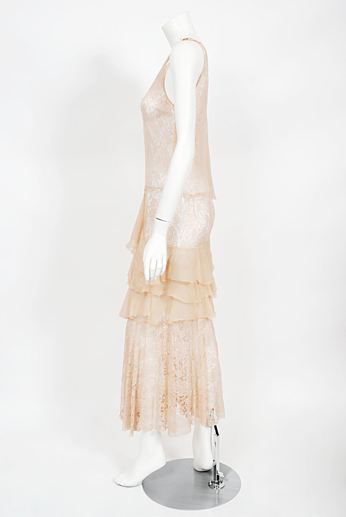 Vintage 1930er Blassrosa durchsichtiges Spitzen- und gestuftes Deko-Kleid aus Seidenchiffon mit Schrägschnitt 6