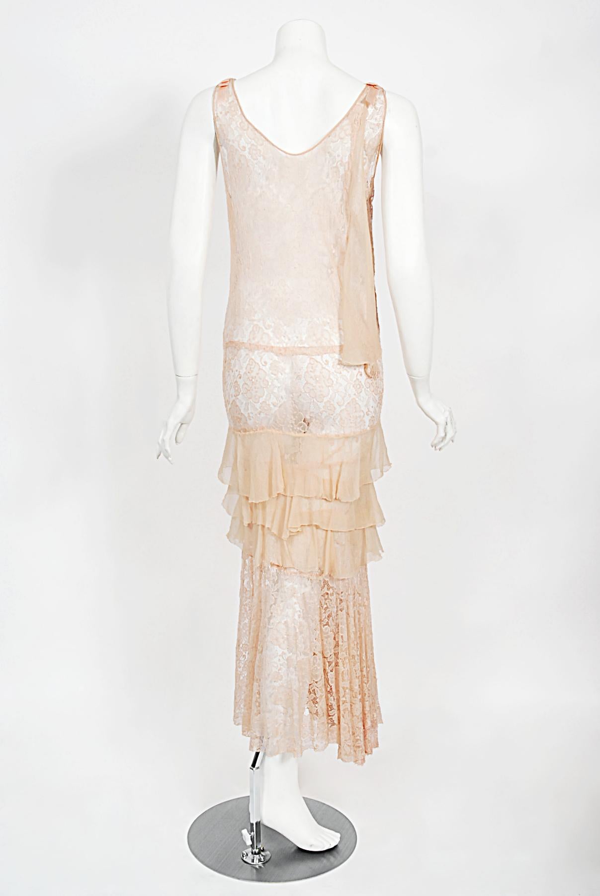 Vintage 1930er Blassrosa durchsichtiges Spitzen- und gestuftes Deko-Kleid aus Seidenchiffon mit Schrägschnitt 7