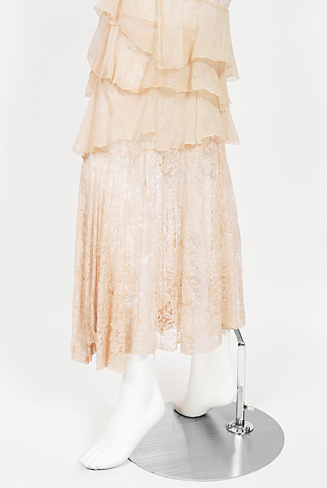 Vintage 1930er Blassrosa durchsichtiges Spitzen- und gestuftes Deko-Kleid aus Seidenchiffon mit Schrägschnitt 8