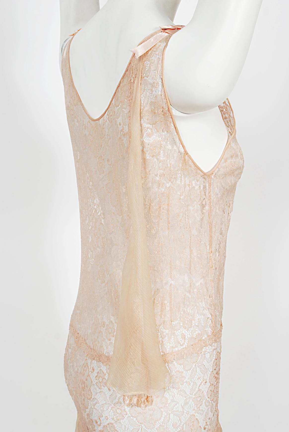 Vintage 1930er Blassrosa durchsichtiges Spitzen- und gestuftes Deko-Kleid aus Seidenchiffon mit Schrägschnitt 10