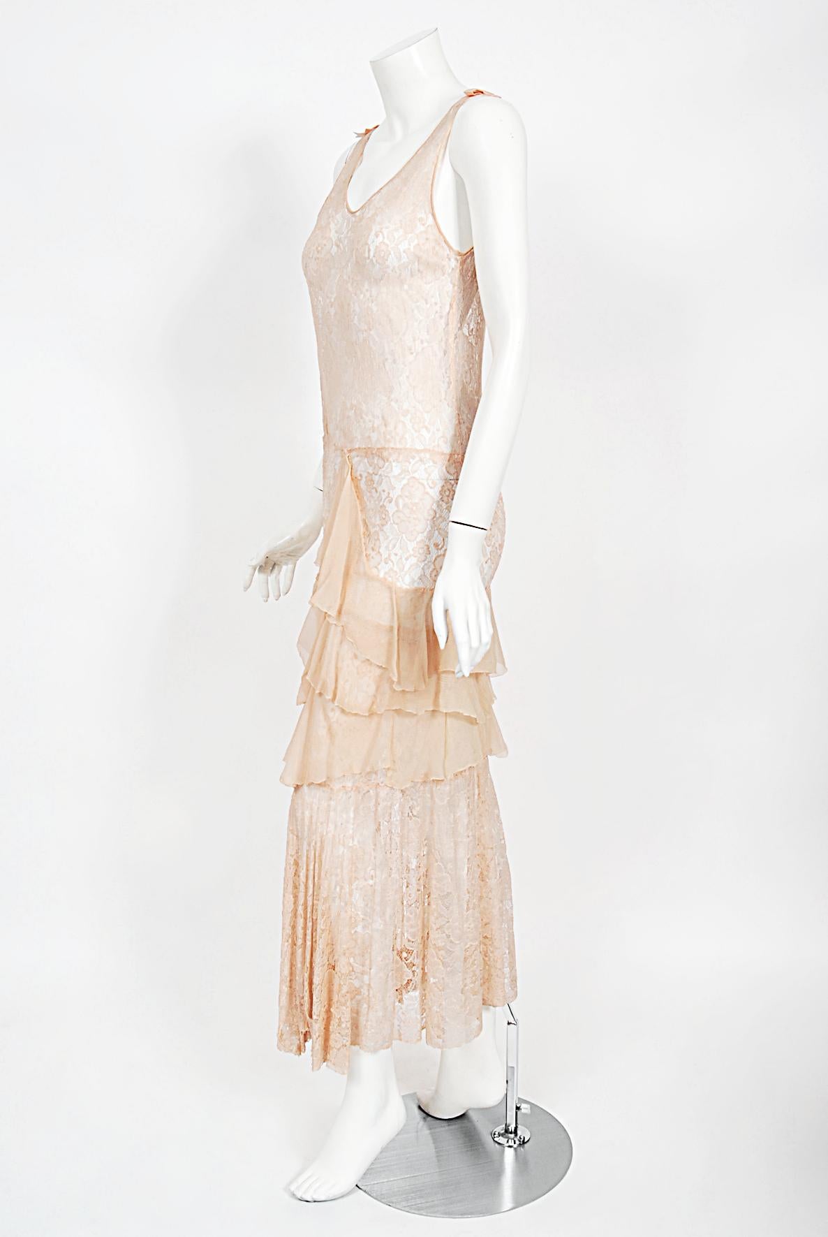 Vintage 1930er Blassrosa durchsichtiges Spitzen- und gestuftes Deko-Kleid aus Seidenchiffon mit Schrägschnitt Damen