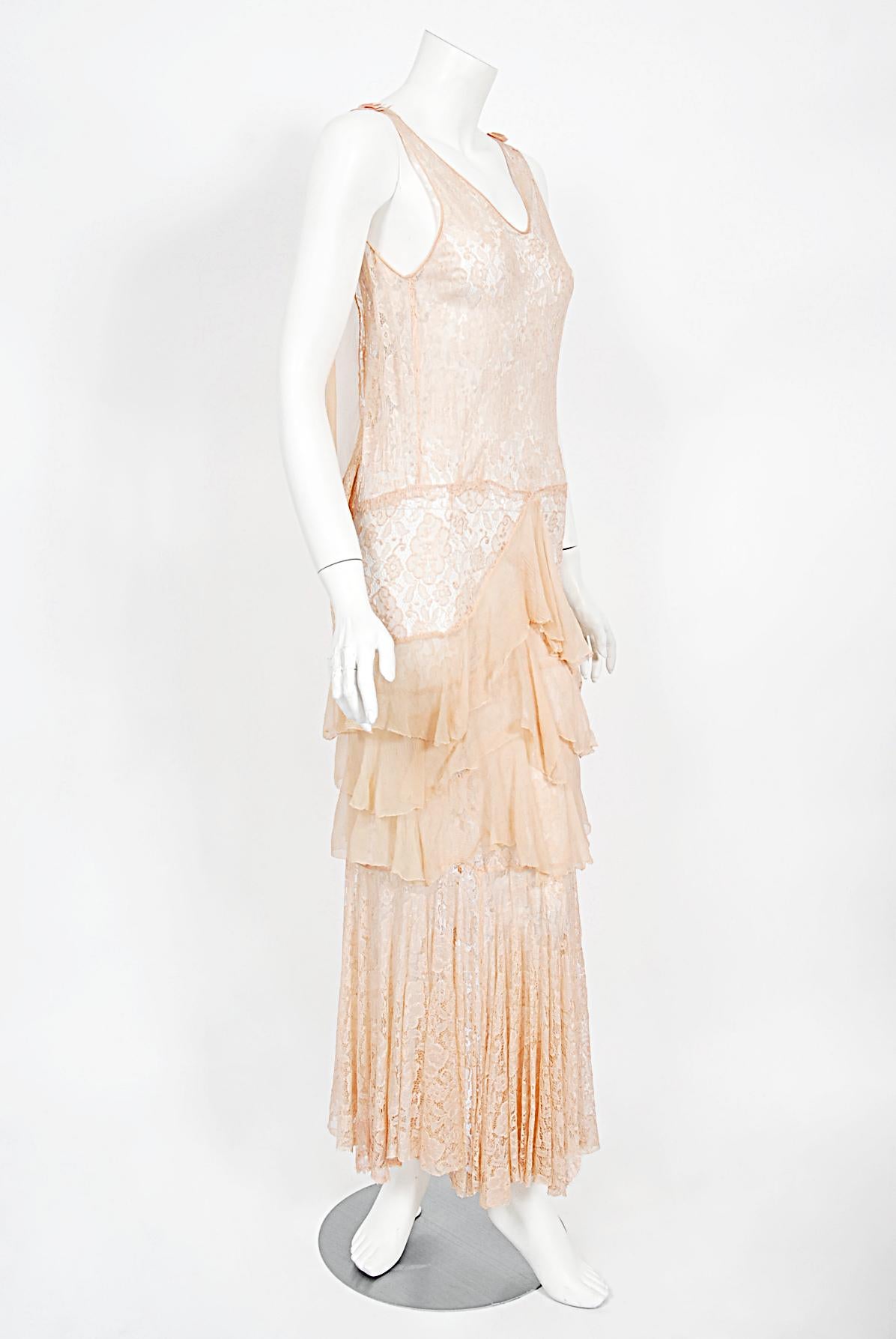 Vintage 1930er Blassrosa durchsichtiges Spitzen- und gestuftes Deko-Kleid aus Seidenchiffon mit Schrägschnitt 3