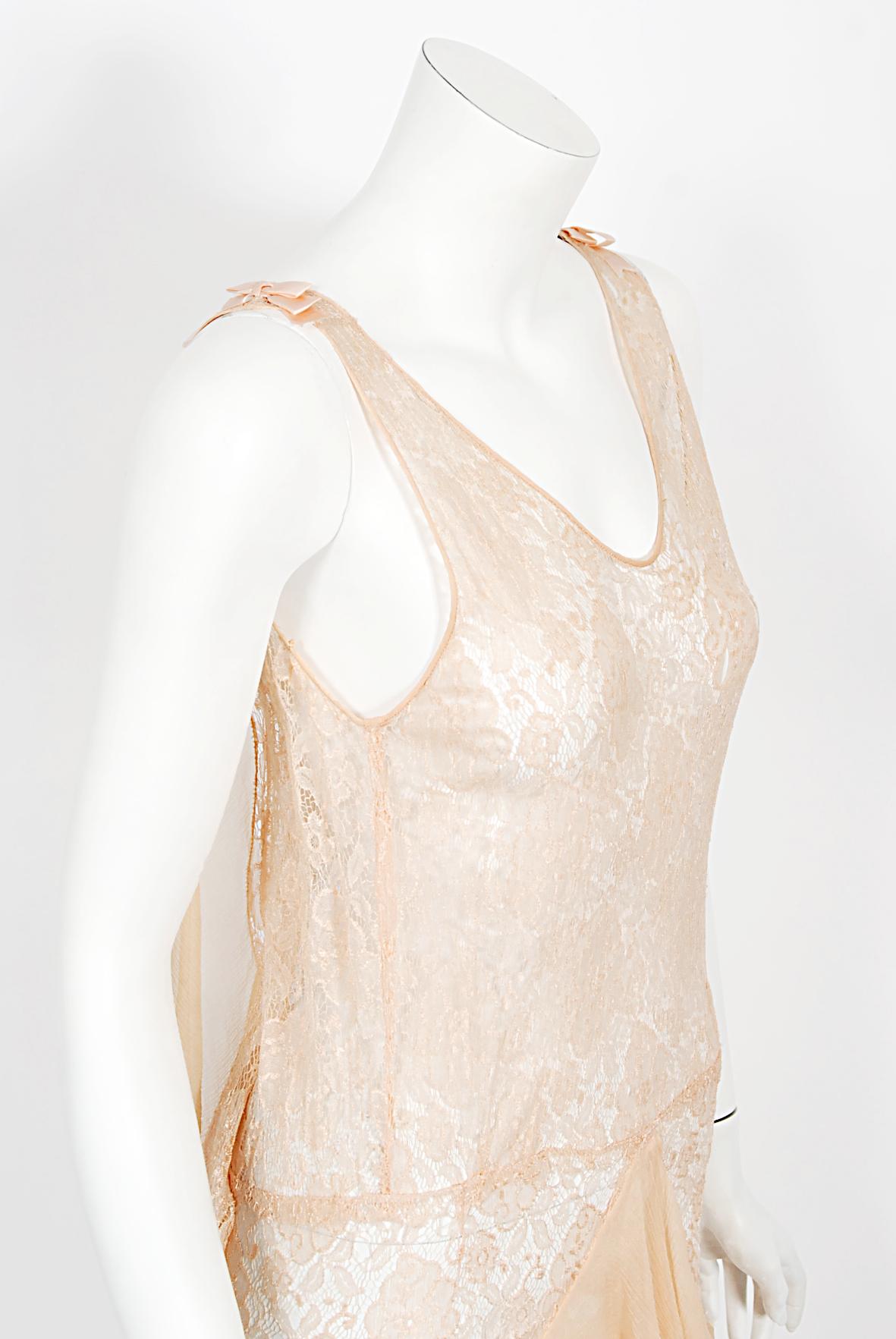 Vintage 1930er Blassrosa durchsichtiges Spitzen- und gestuftes Deko-Kleid aus Seidenchiffon mit Schrägschnitt 4