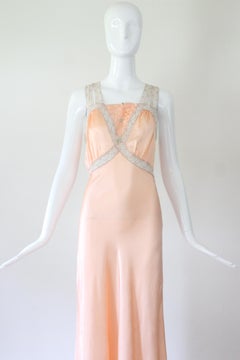 Vintage-Nachthemd aus den 1930er Jahren in Pfirsichfarben, mit pastellfarbenen Rosetten und Rosen aus Spitze, schräg geschnitten, US-Größe 6, UK-Größe 10