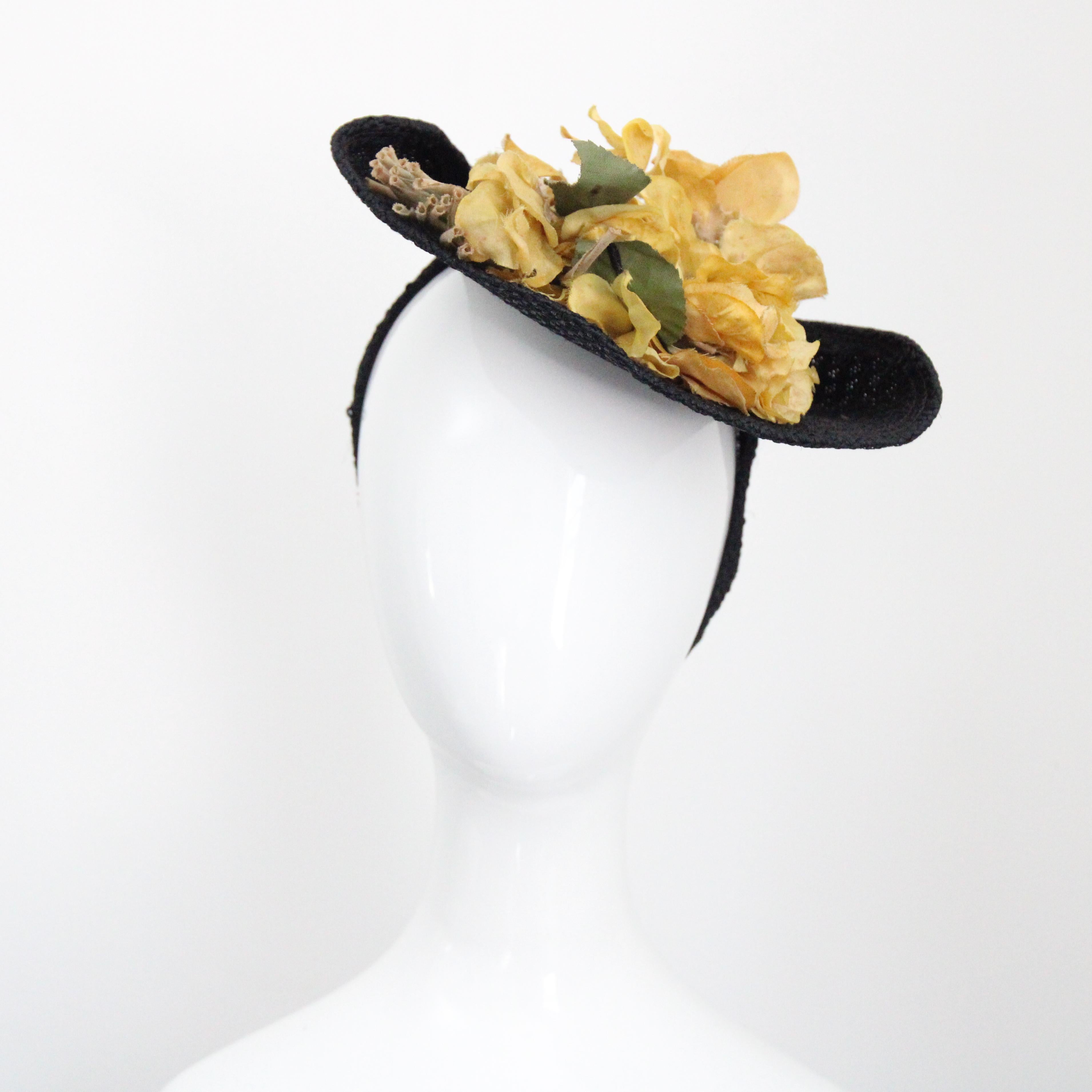 Vintage 1930's Percher Hat black Straw Yellow Floral 1930's Tilt Hat Millinery In Good Condition For Sale In Cheltenham, GB