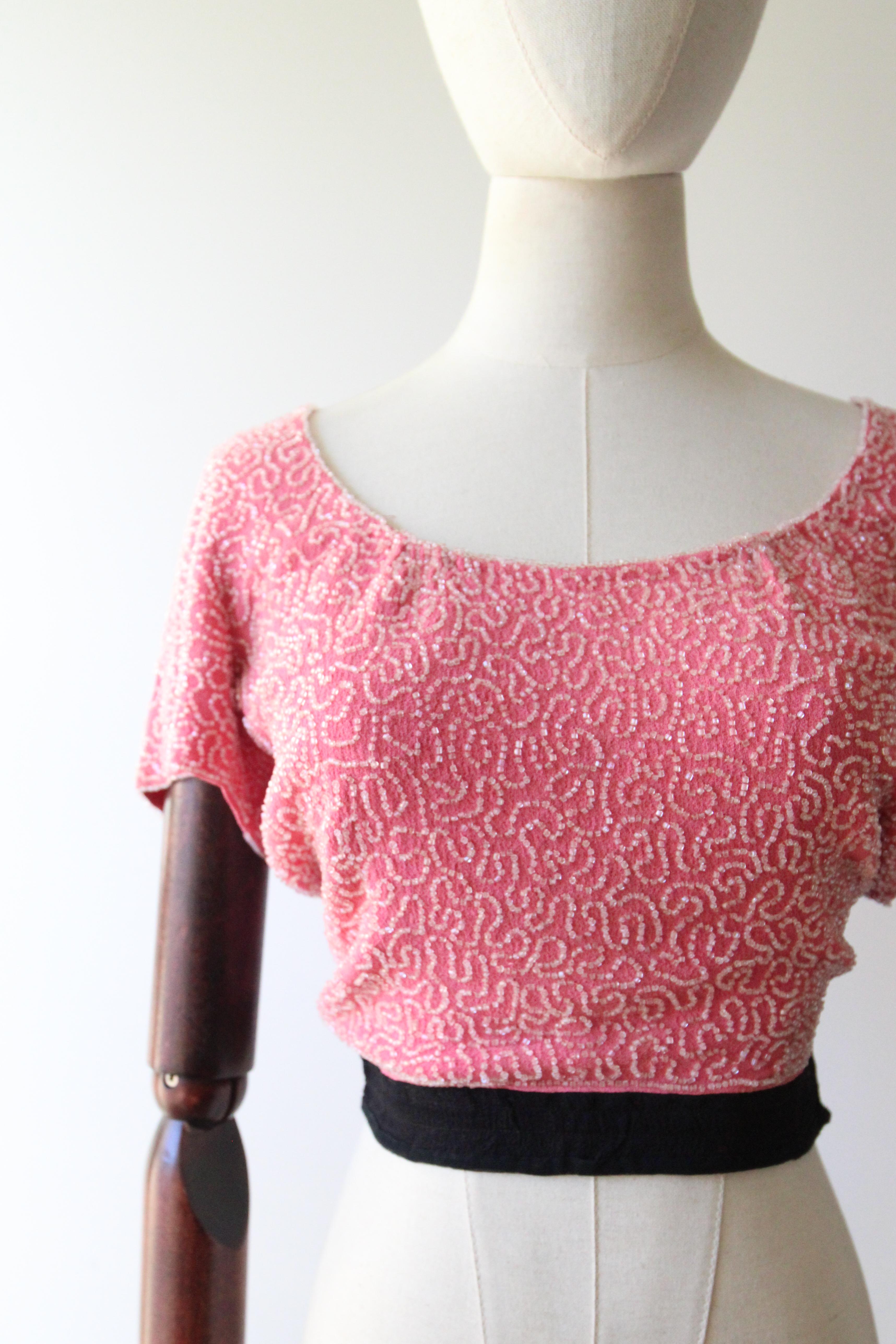 Vintage 1930 Pink Silk Beaded Blouse 1930's Pink Crepe Silk Beaded Top UK 6 In condizioni buone in vendita a Cheltenham, GB