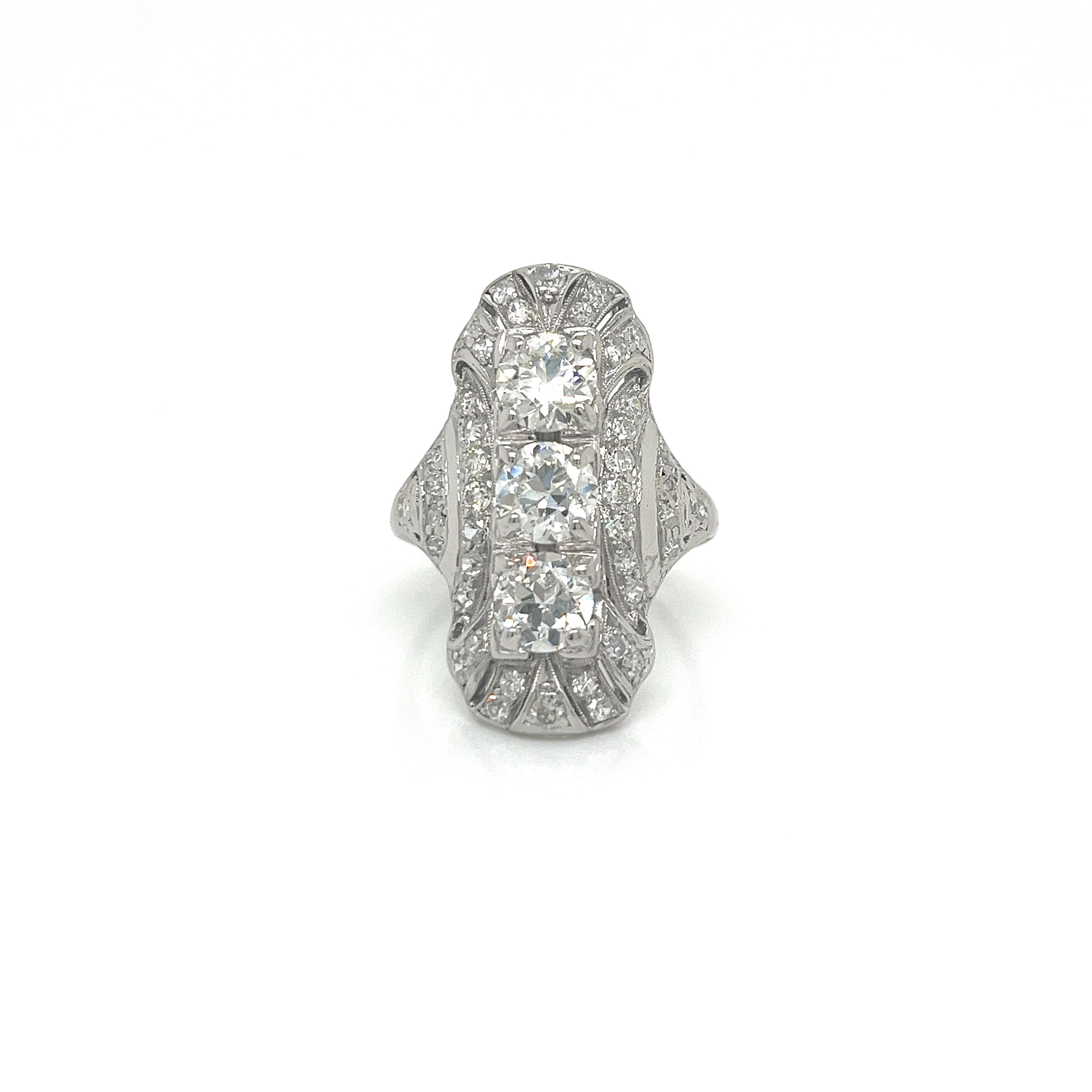 Dieser Platin-Tafelring ist ein exquisites Beispiel für die Kunst der 1930er Jahre. Drei prächtige Diamanten im europäischen Schliff bilden den funkelnden Mittelpunkt des Rings. Jeder der drei Diamanten im alten europäischen Schliff wiegt etwa 0,90
