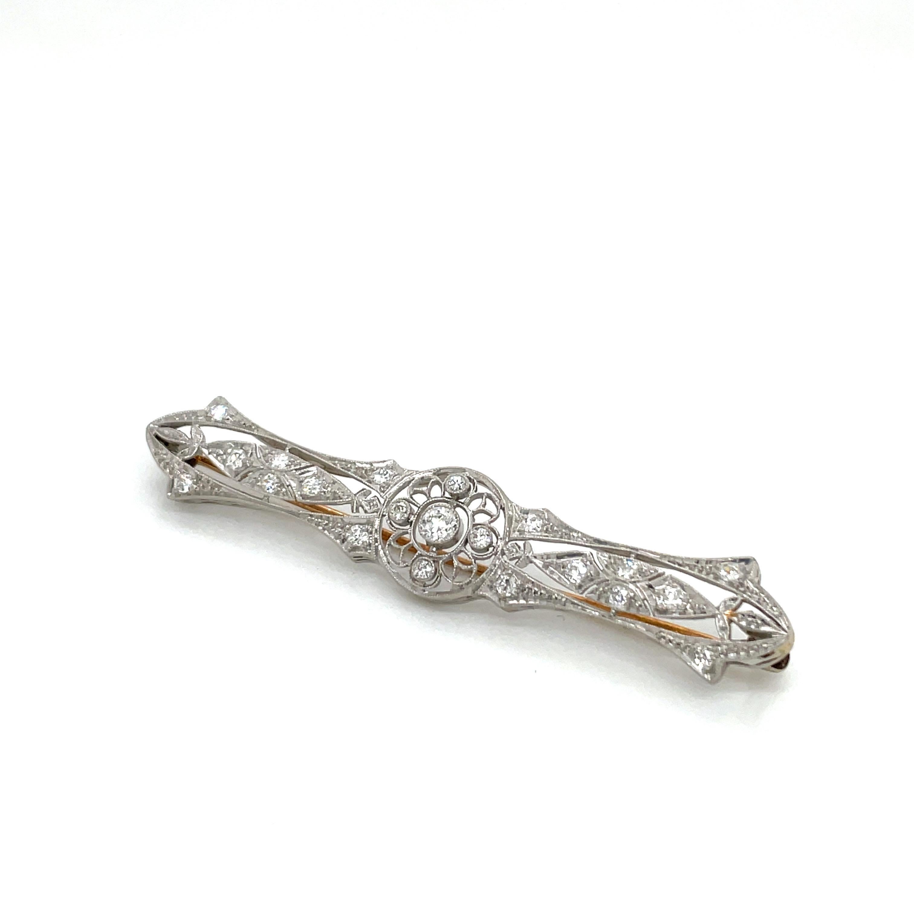 Diese exquisite Vintage-Anstecknadel ist ein beeindruckendes Beispiel für die elegante und geometrische Designästhetik der Art-Déco-Ära. Er wurde in den 1930er Jahren aus kostbarem Platin gefertigt und ist mit insgesamt 21 funkelnden europäischen