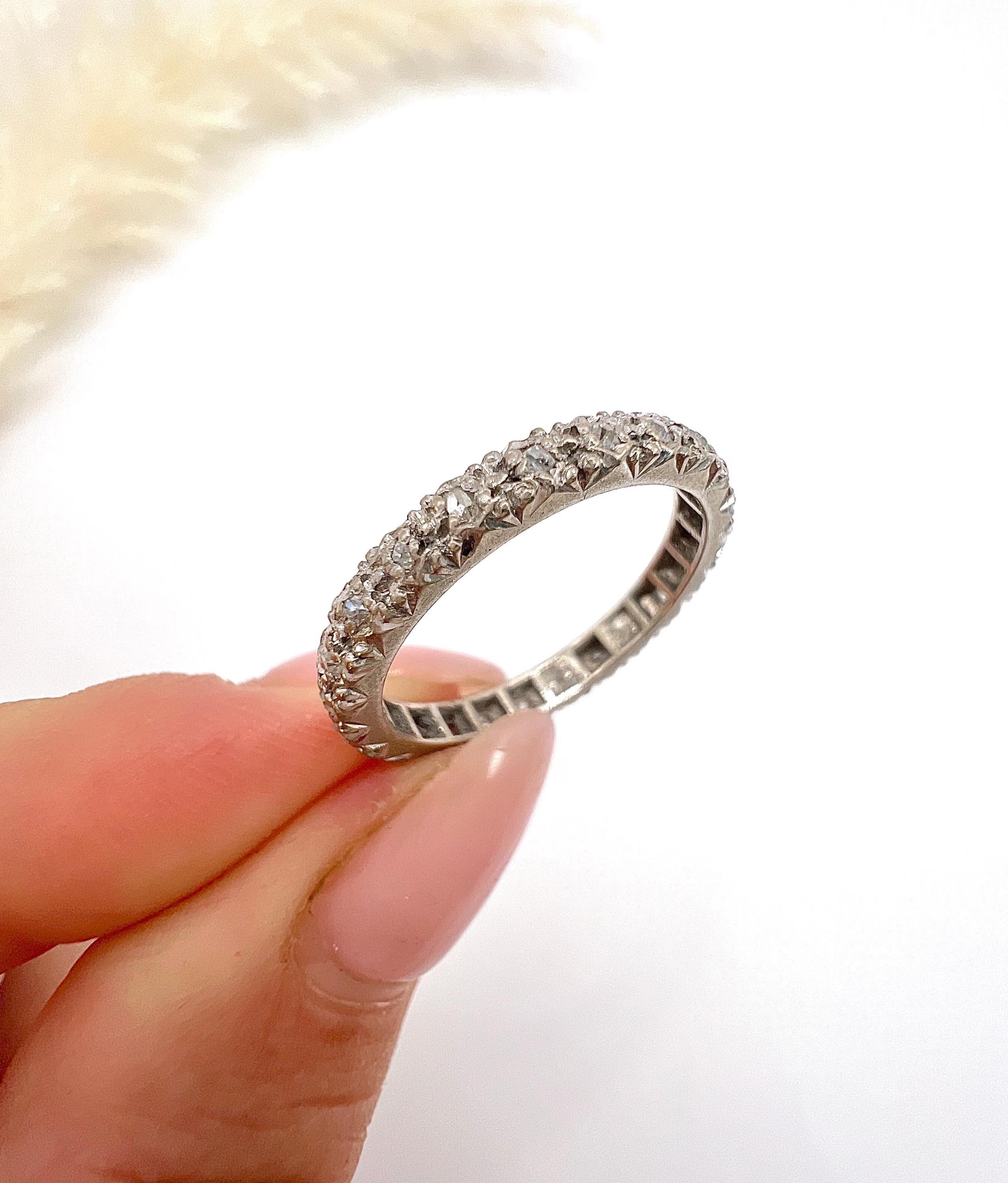Anello a eternità in platino e diamanti completi Vintage By 1930 in vendita 5